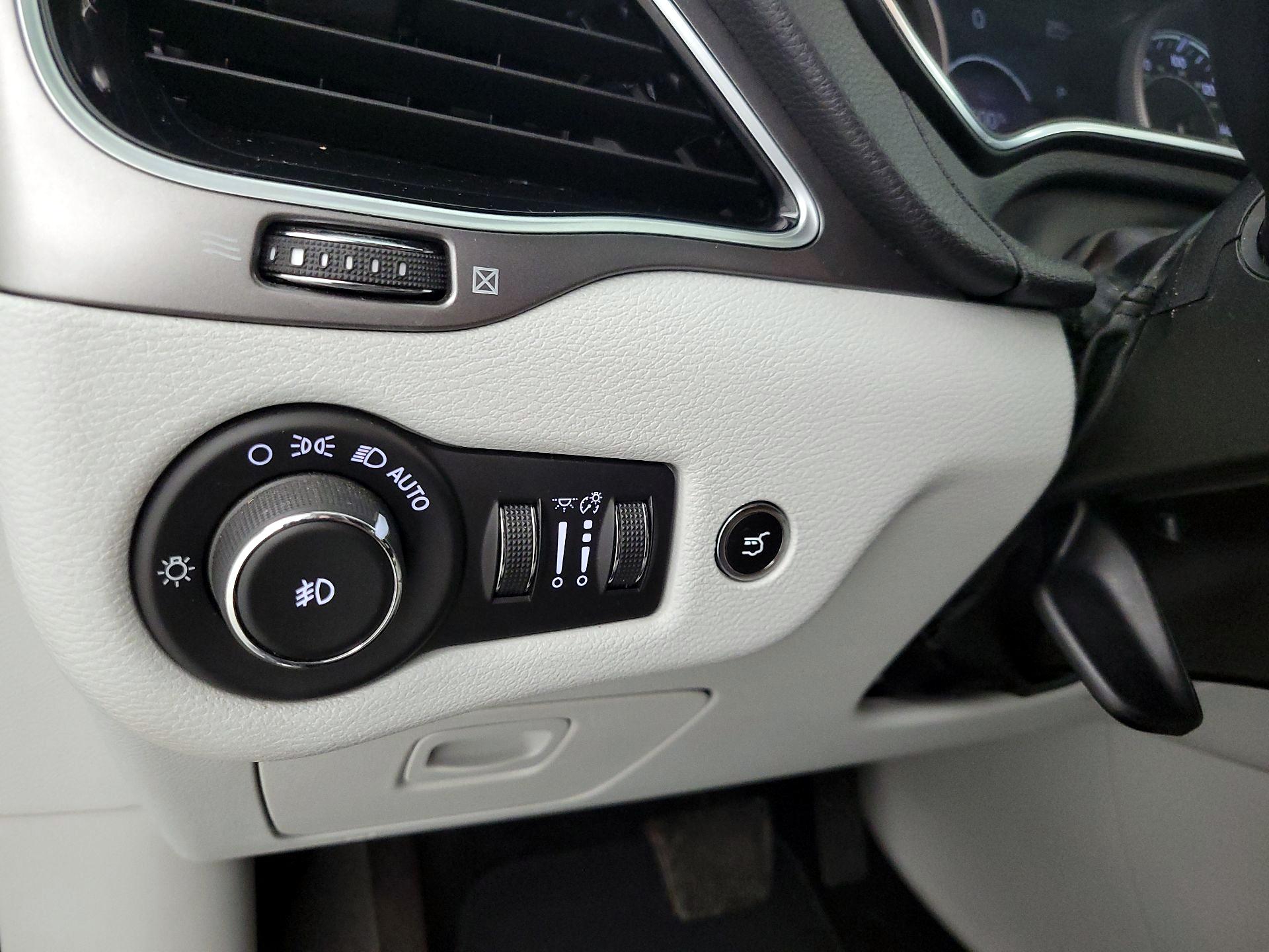 Thumbnail: 2019 Jeep Cherokee - 13