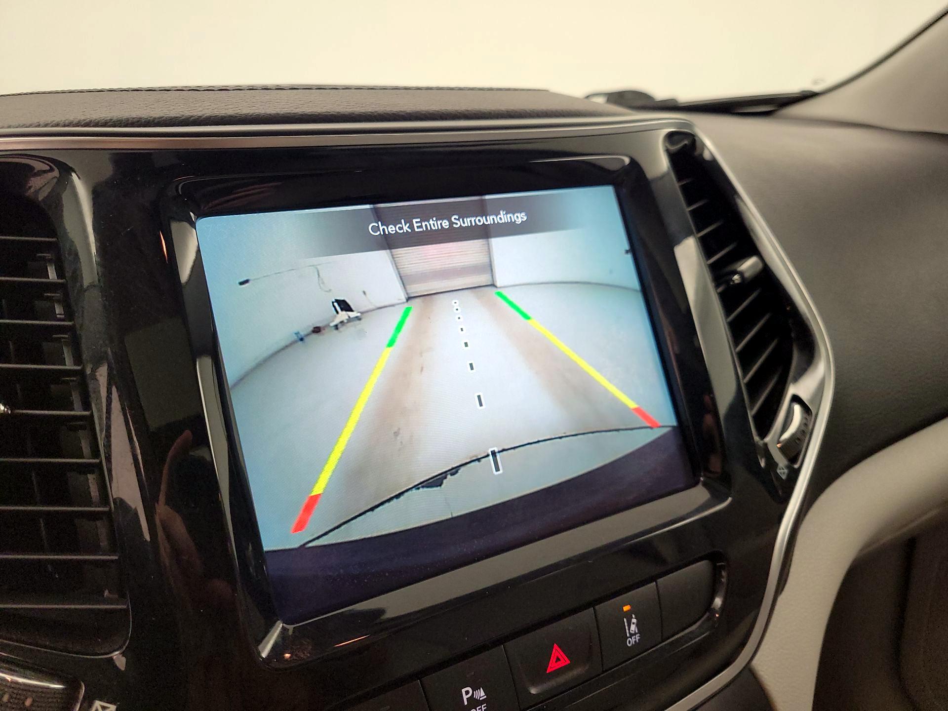 Thumbnail: 2019 Jeep Cherokee - 15