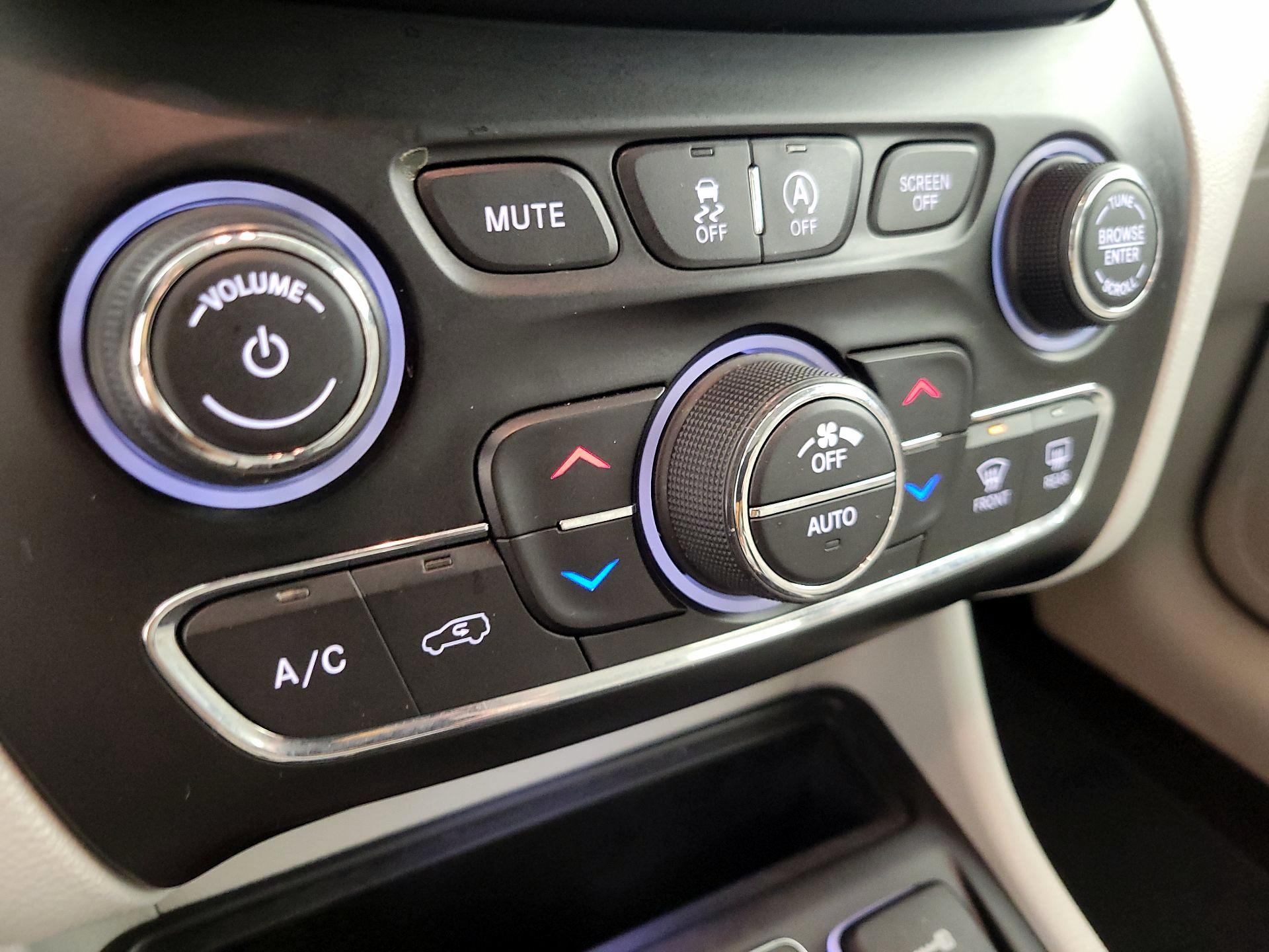 Thumbnail: 2019 Jeep Cherokee - 17