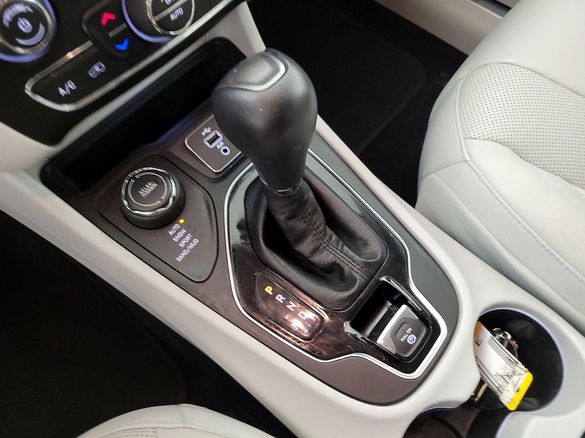 Thumbnail: 2019 Jeep Cherokee - 18