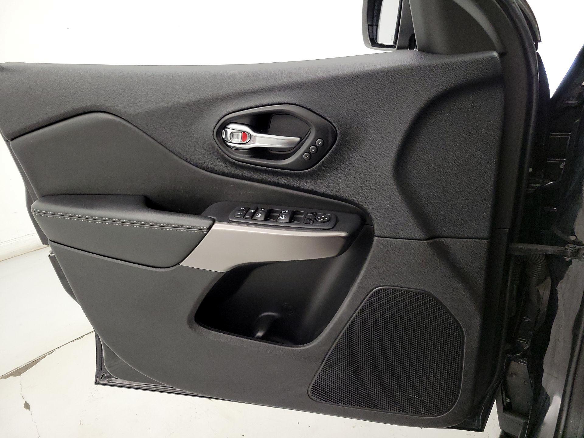 Thumbnail: 2021 Jeep Cherokee - 12