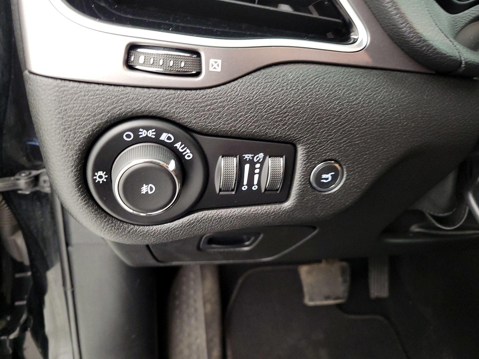 Thumbnail: 2021 Jeep Cherokee - 13