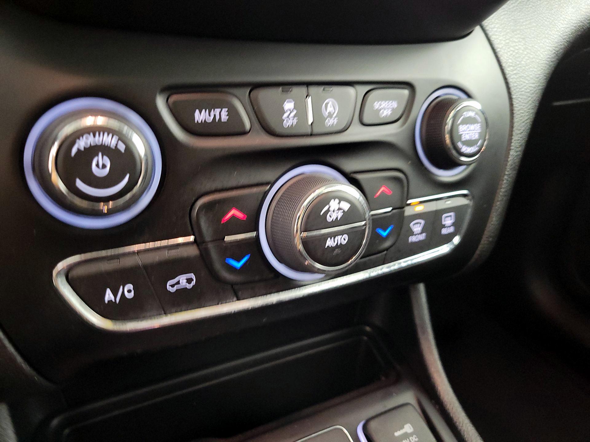 Thumbnail: 2021 Jeep Cherokee - 16