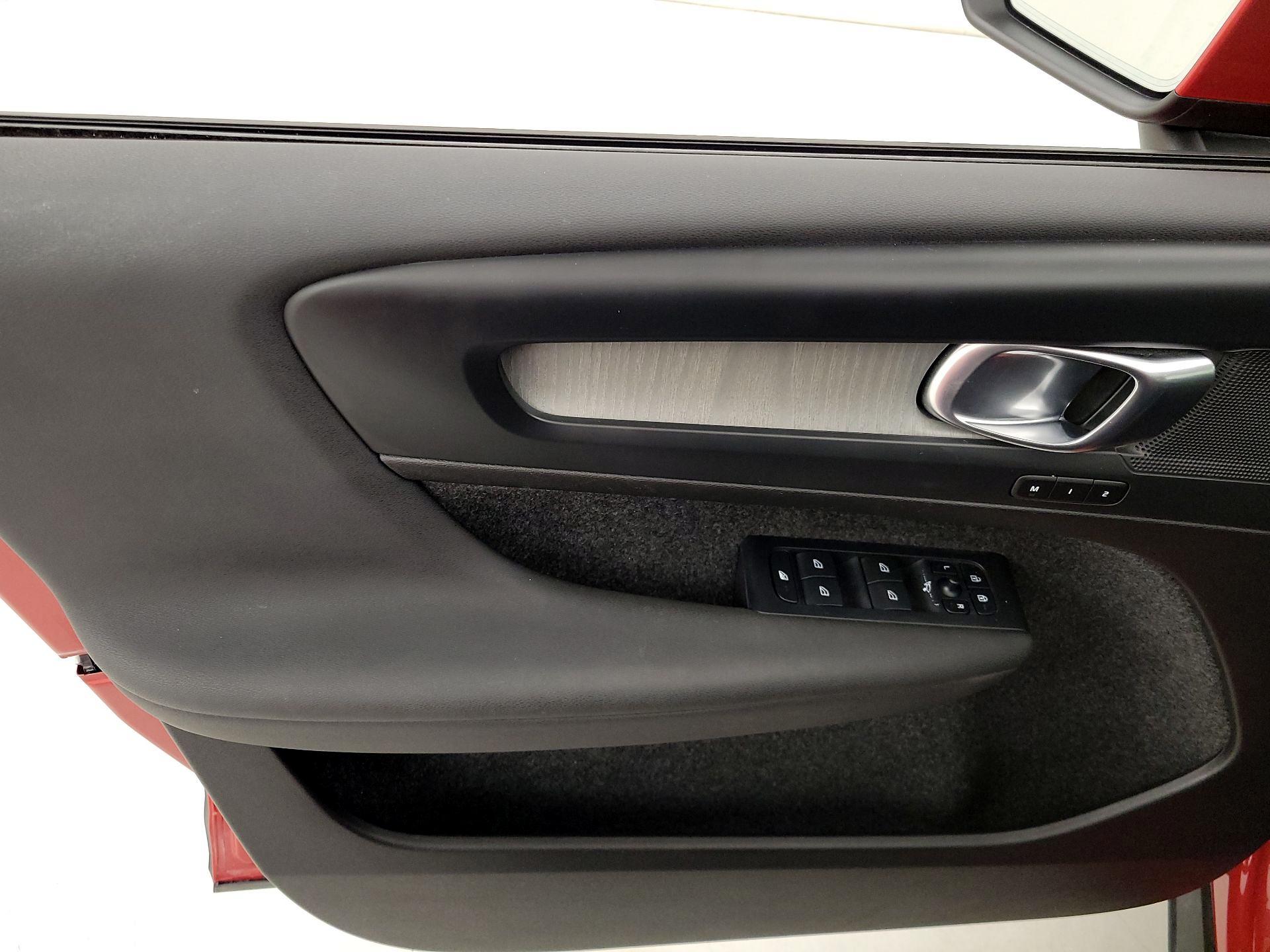 Thumbnail: 2023 Volvo XC40 - 12