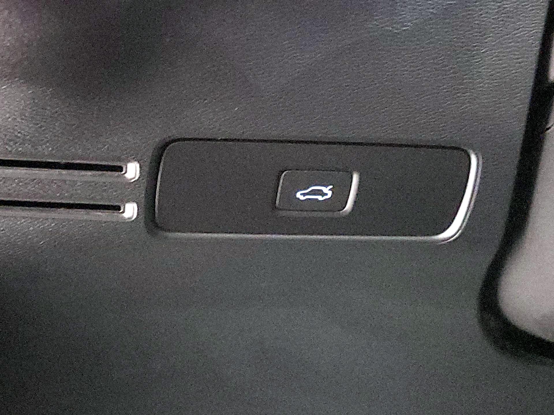 Thumbnail: 2023 Volvo XC40 - 13