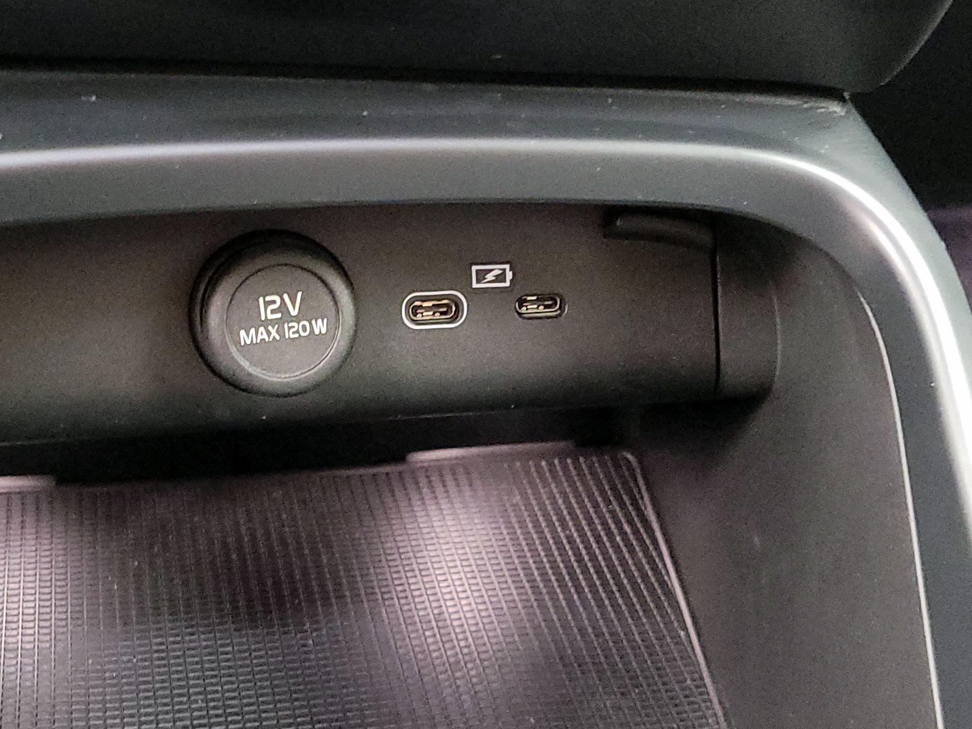 Thumbnail: 2023 Volvo XC40 - 18