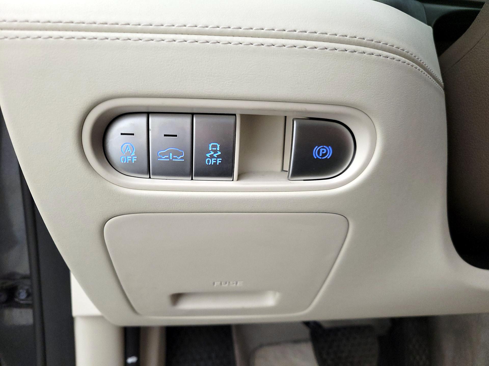 Thumbnail: 2023 Genesis G90 - 13