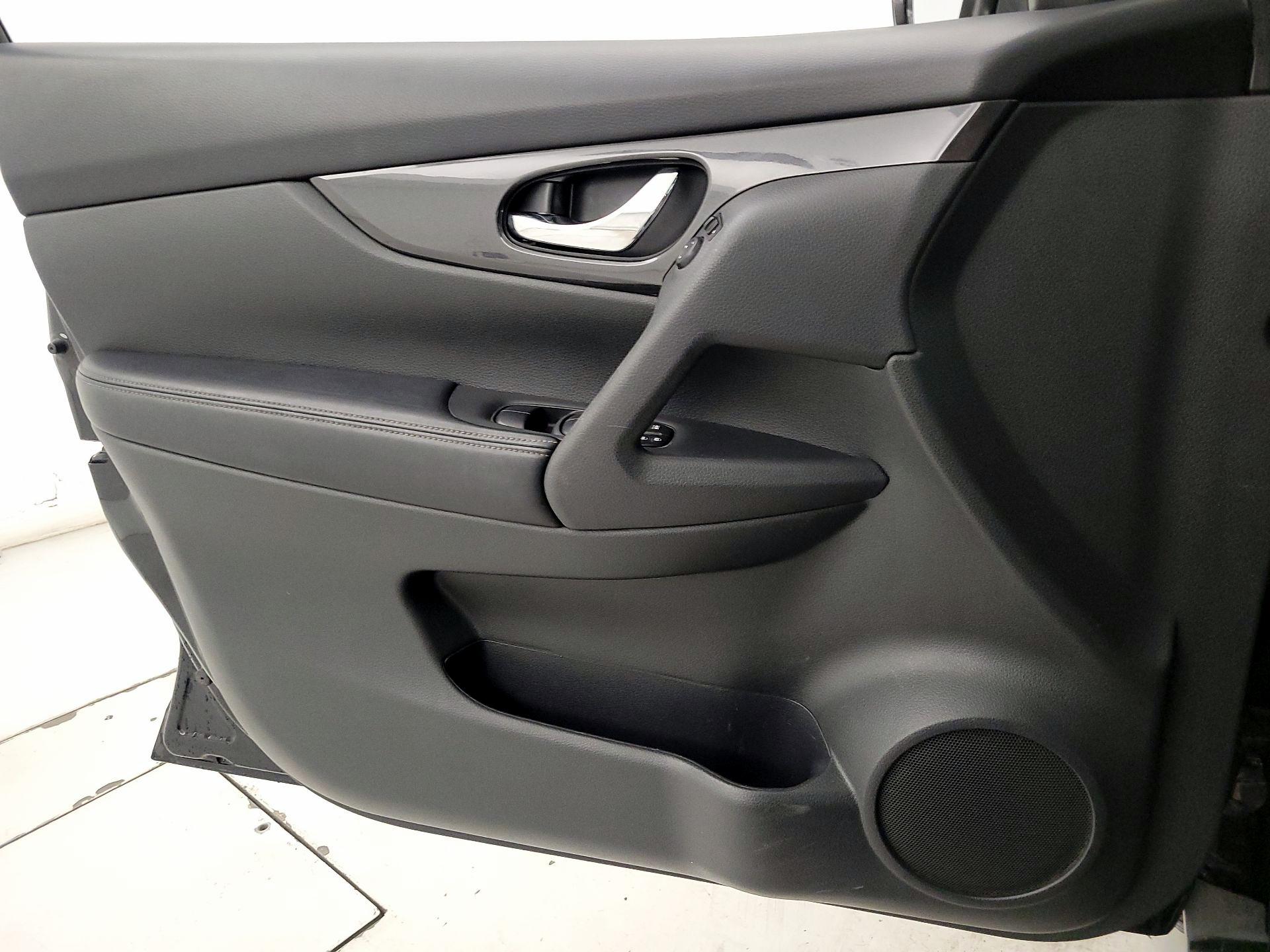 Thumbnail: 2017 Nissan Rogue - 12