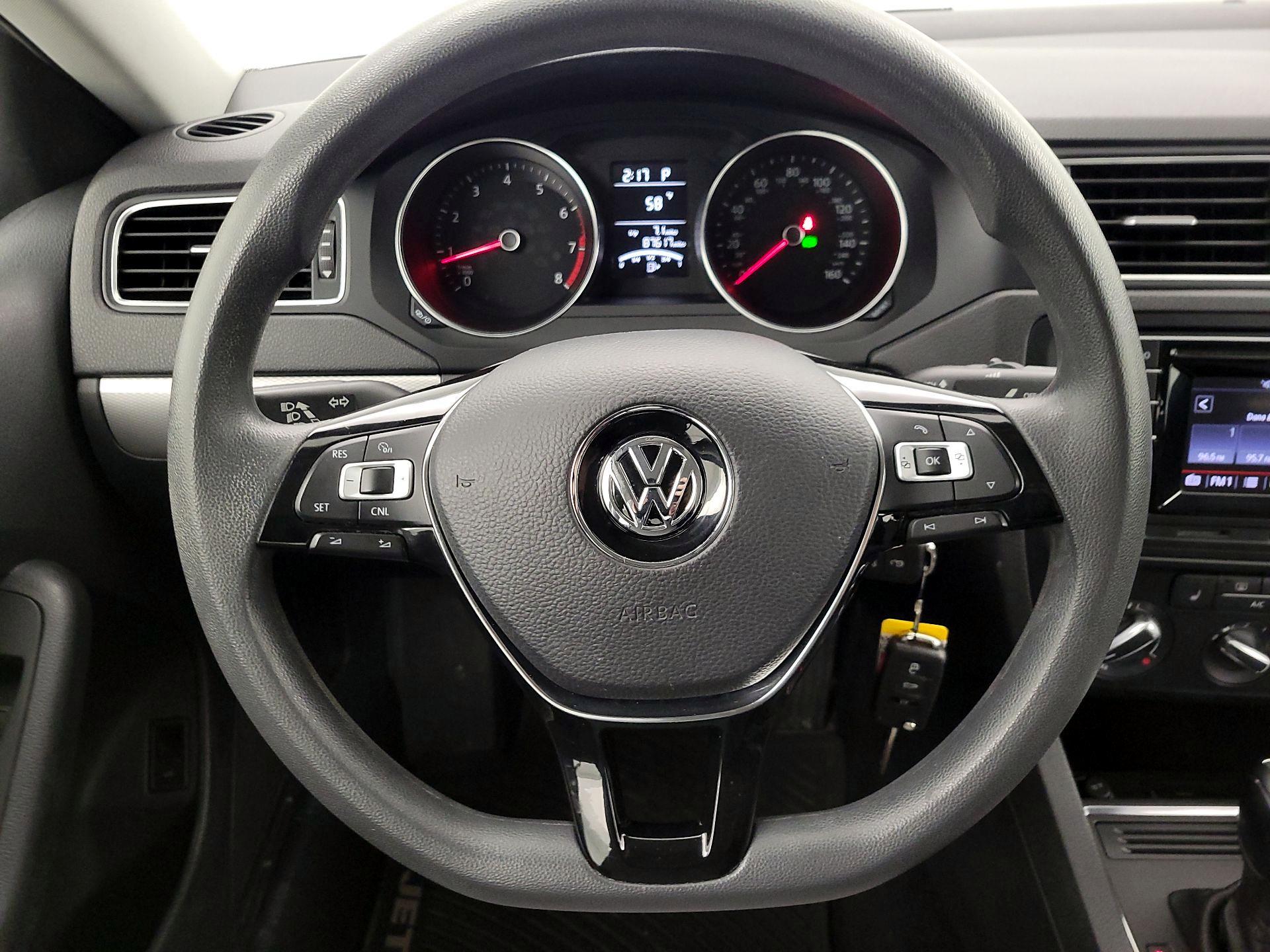 Thumbnail: 2017 Volkswagen Jetta - 10