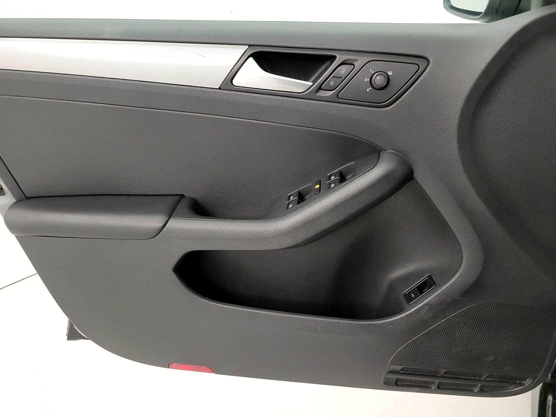 Thumbnail: 2017 Volkswagen Jetta - 12