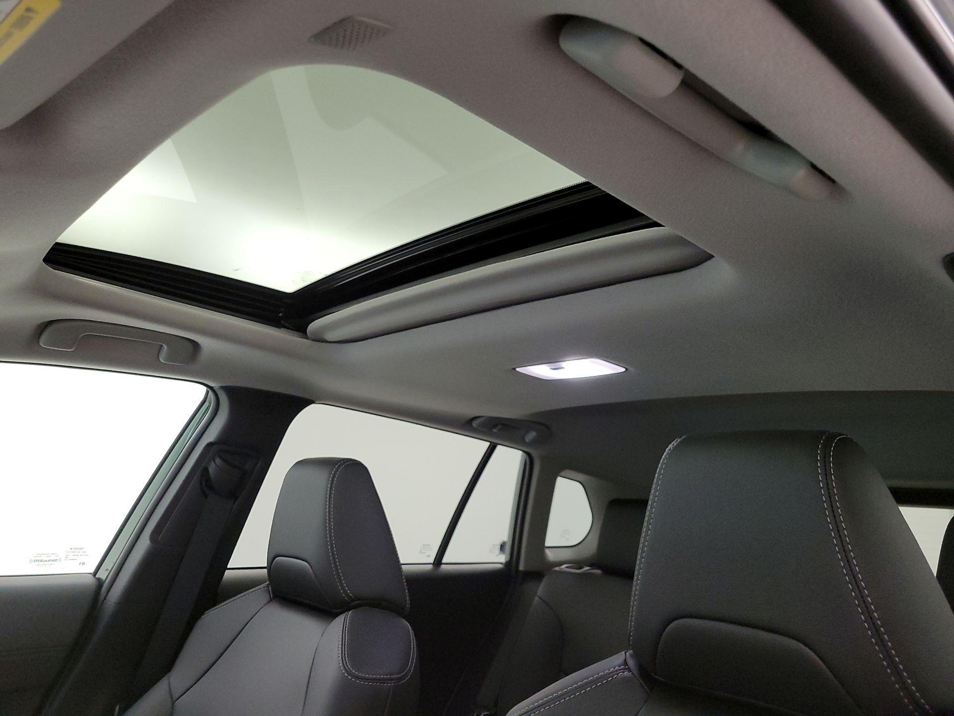 Thumbnail: 2022 Toyota Corolla Cross - 17