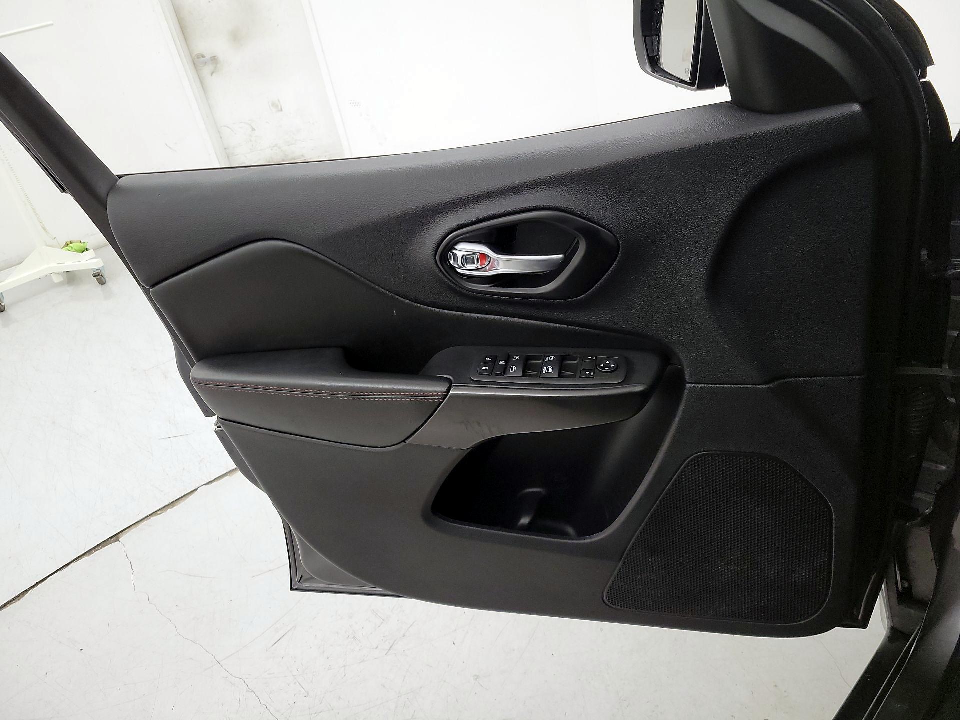 Thumbnail: 2022 Jeep Cherokee - 12