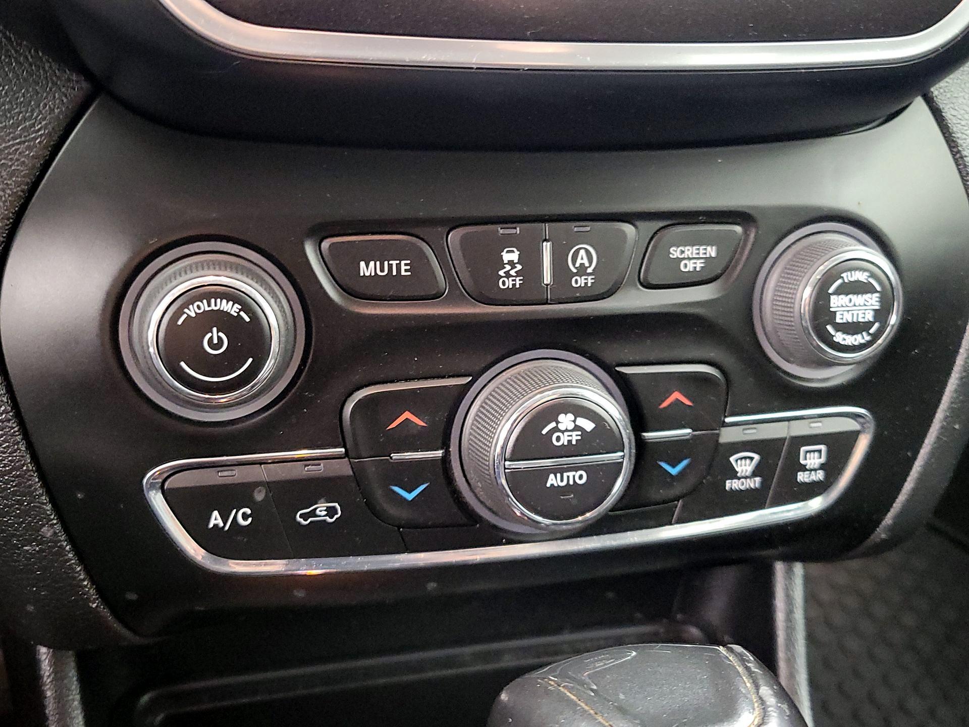 Thumbnail: 2022 Jeep Cherokee - 16