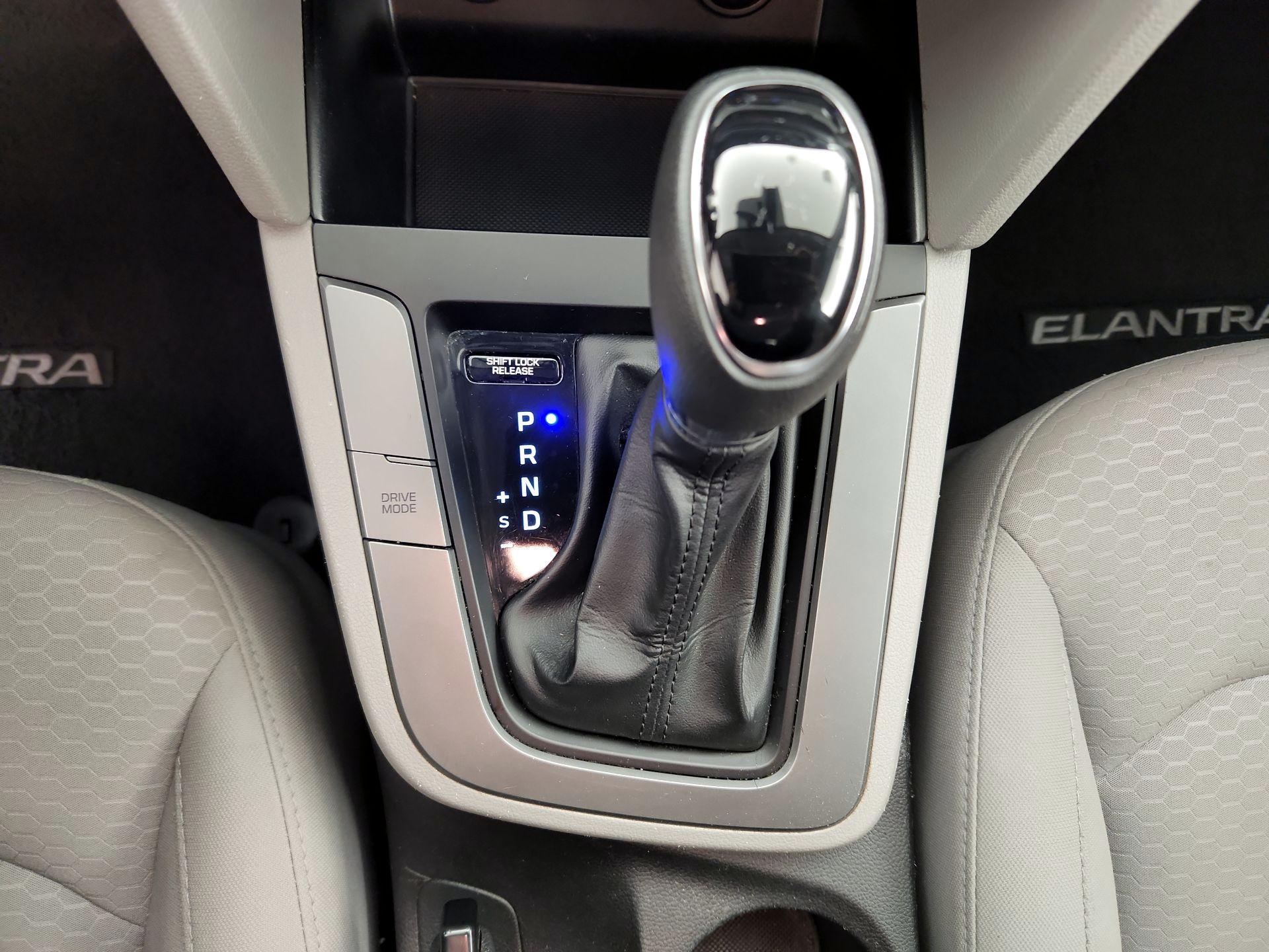 Thumbnail: 2020 Hyundai Elantra - 17