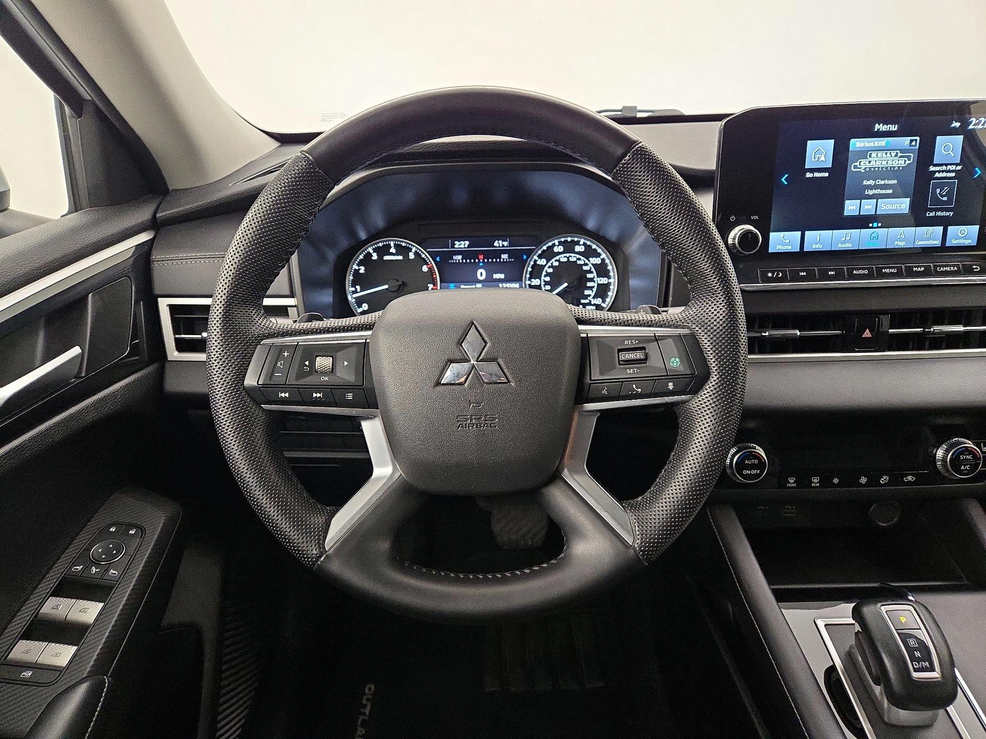 Thumbnail: 2023 Mitsubishi Outlander - 10