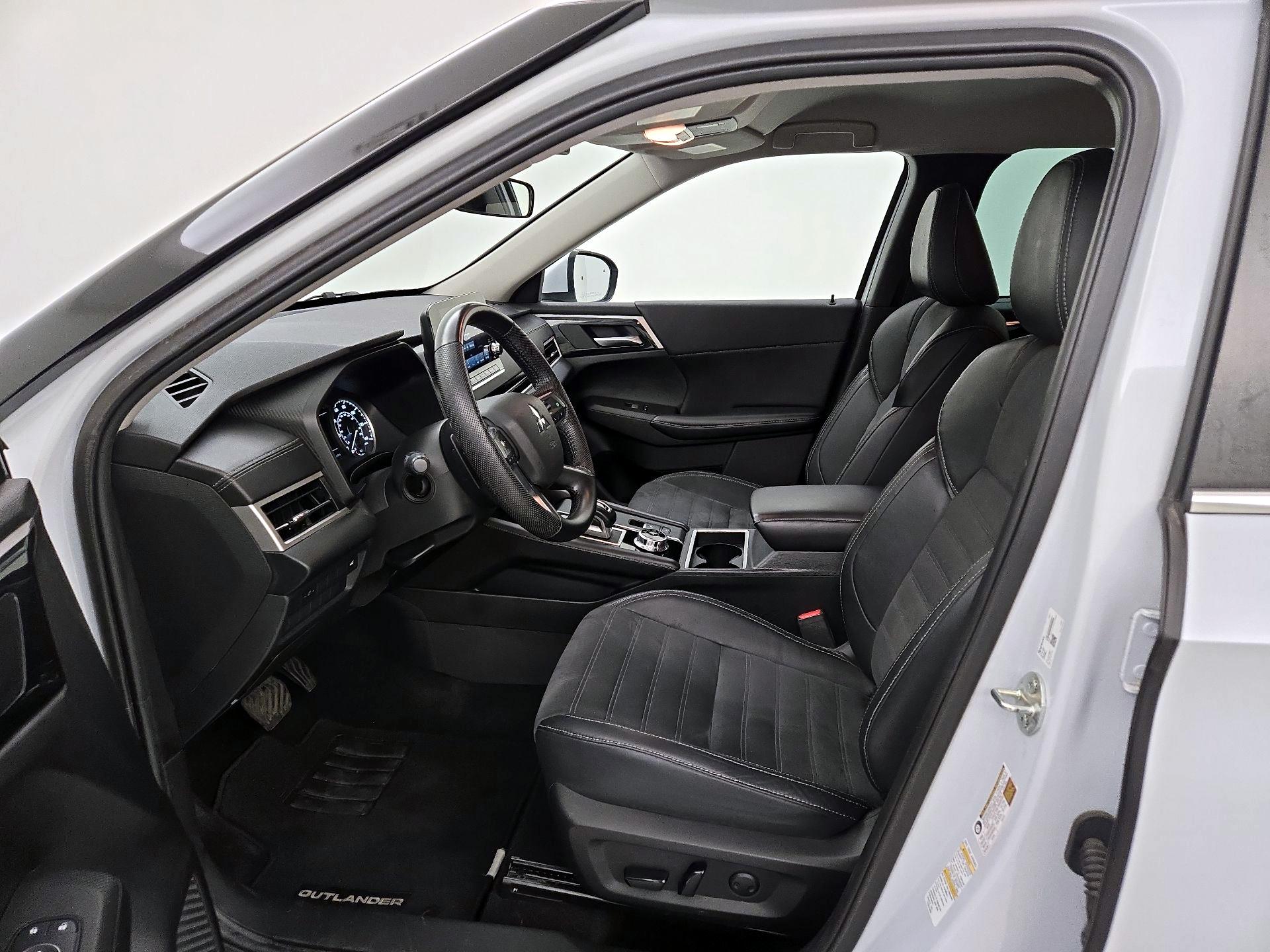 Thumbnail: 2023 Mitsubishi Outlander - 11