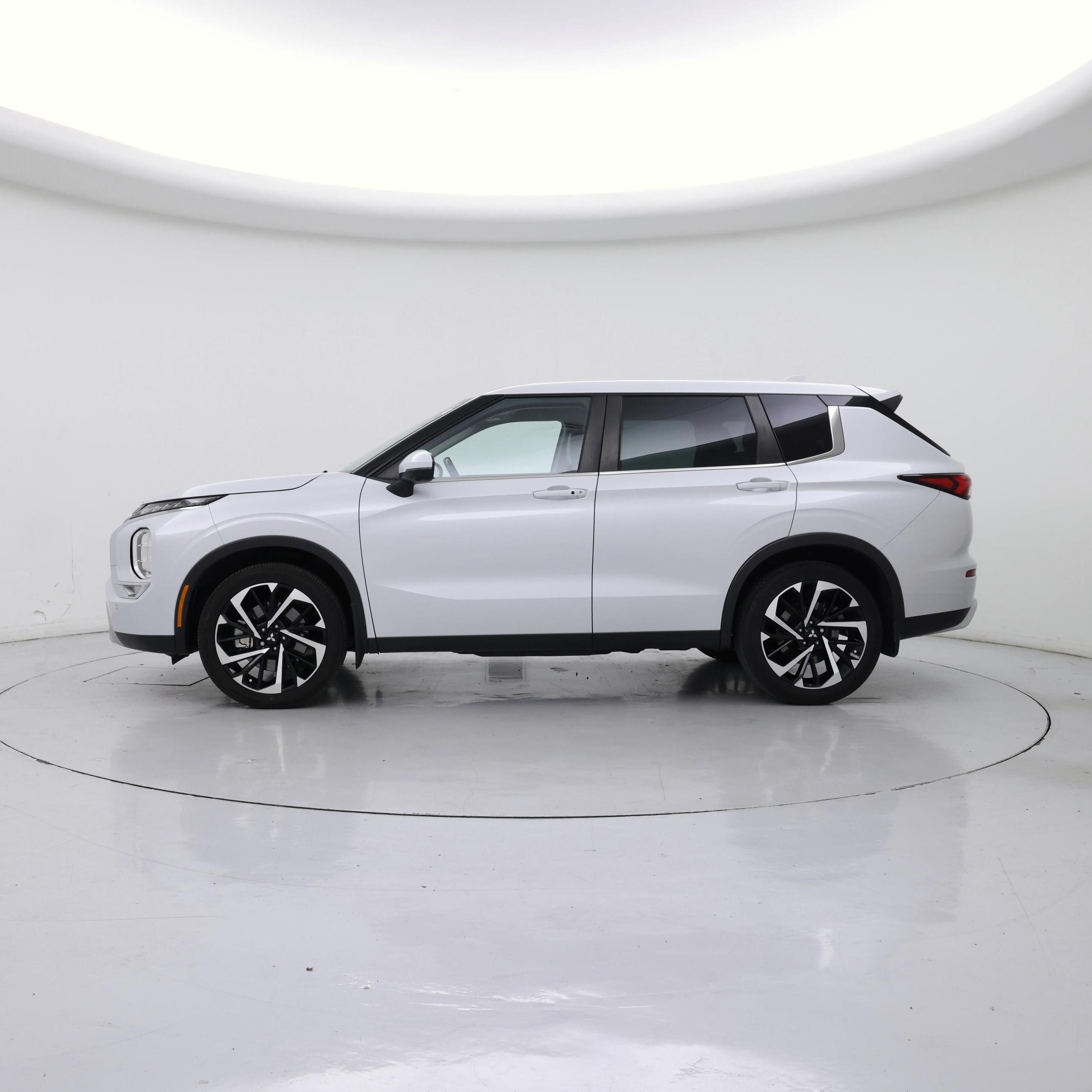 Thumbnail: 2023 Mitsubishi Outlander - 3