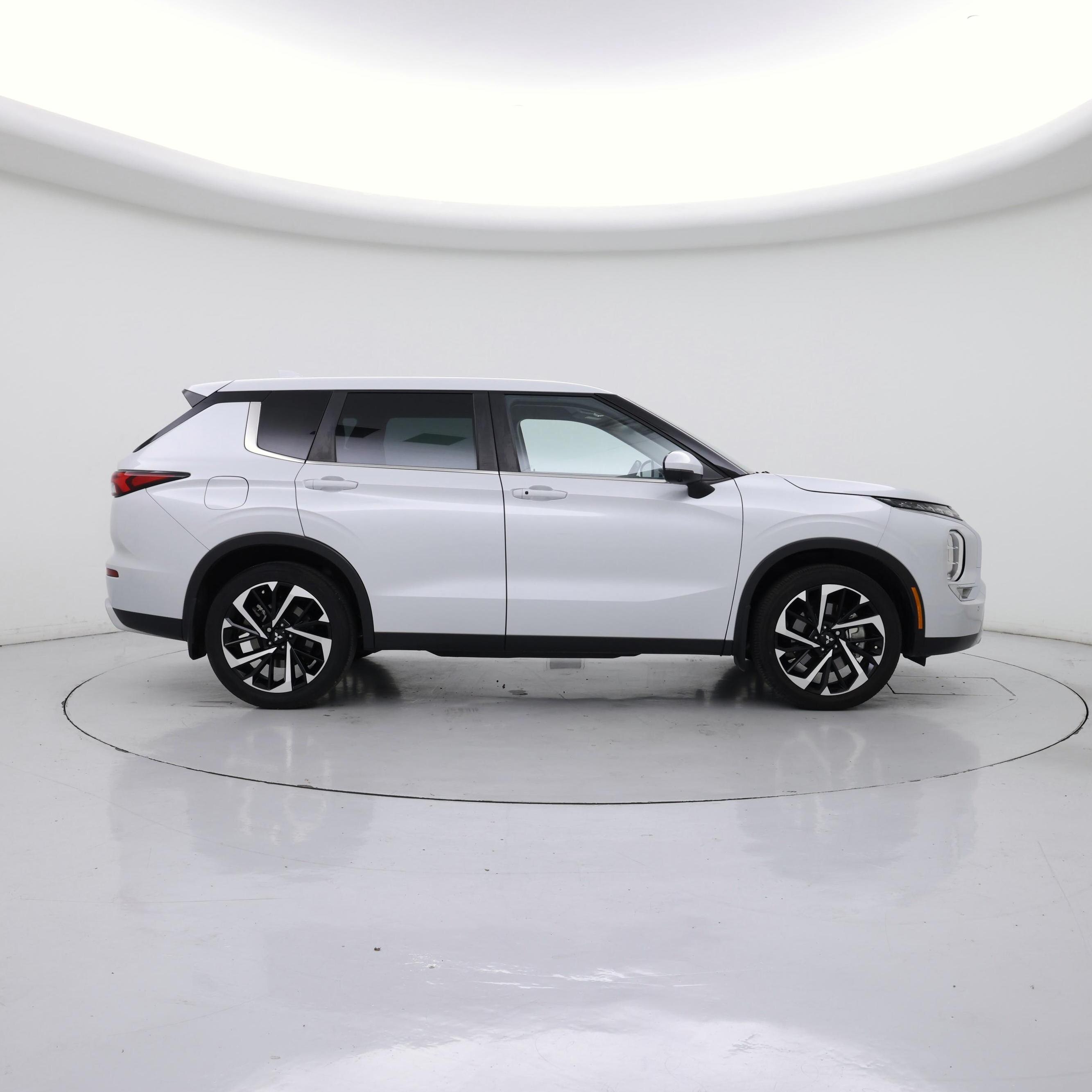 Thumbnail: 2023 Mitsubishi Outlander - 7