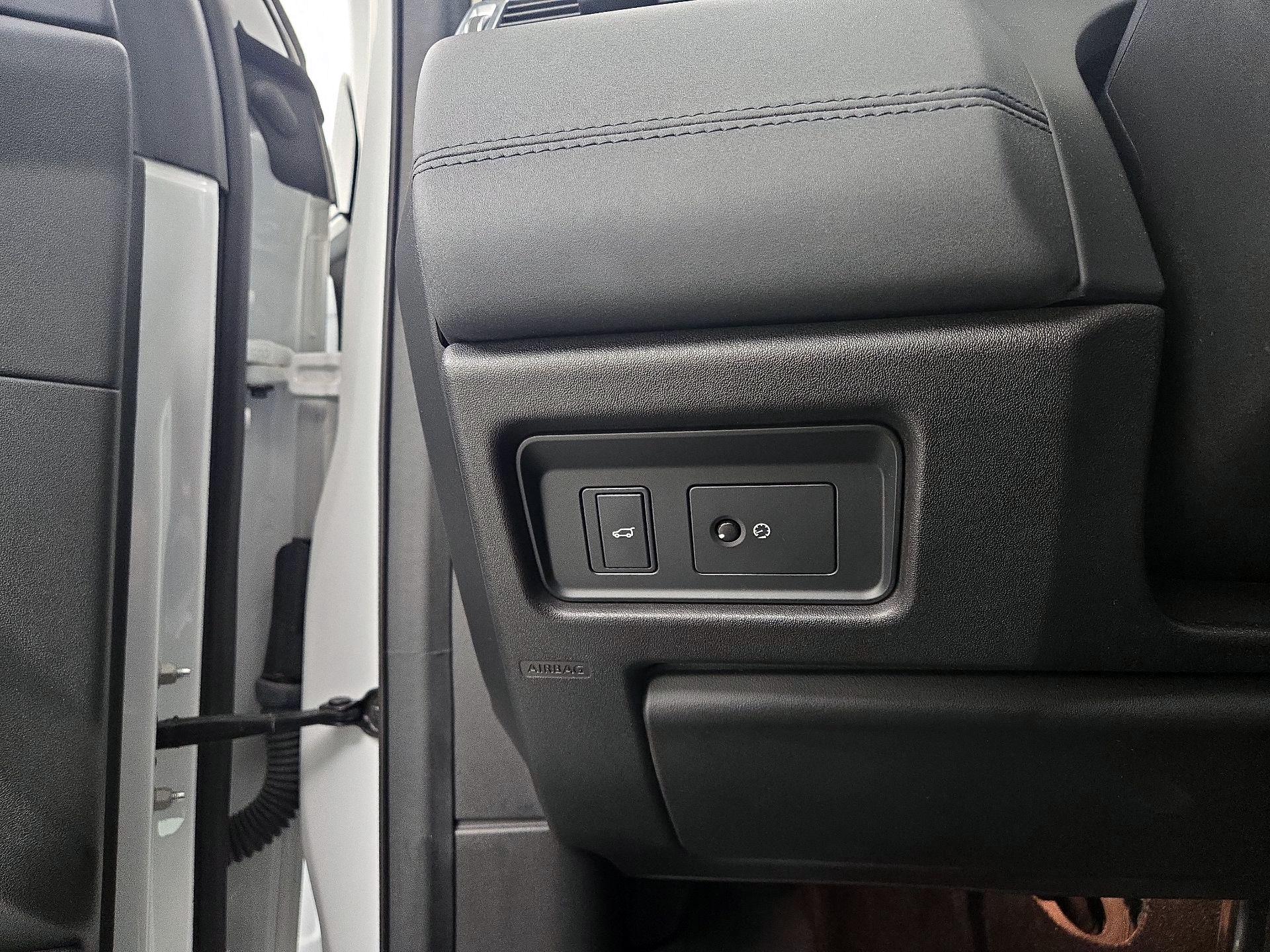 Thumbnail: 2017 Land Rover Discovery Sport - 13