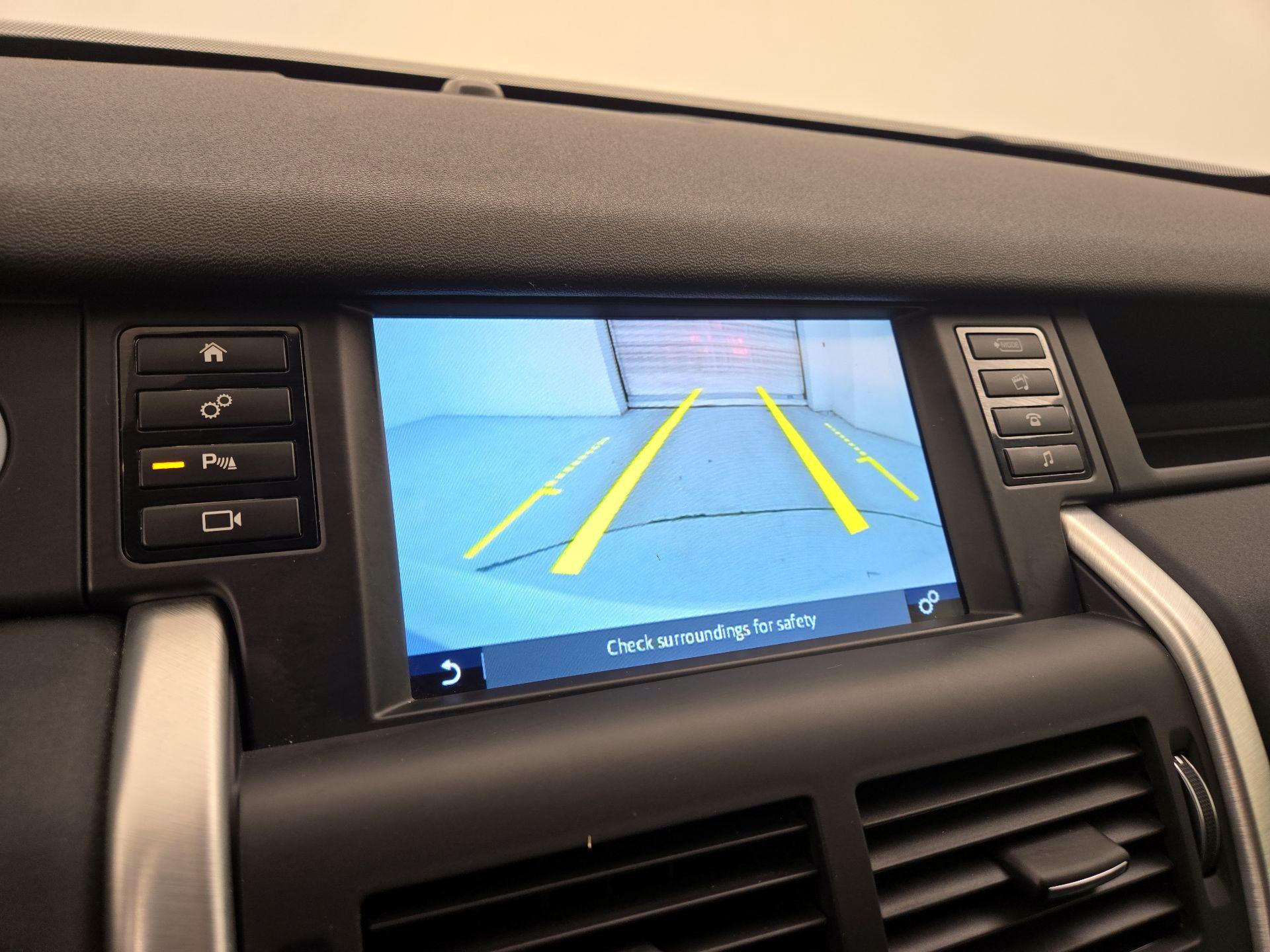 Thumbnail: 2017 Land Rover Discovery Sport - 14