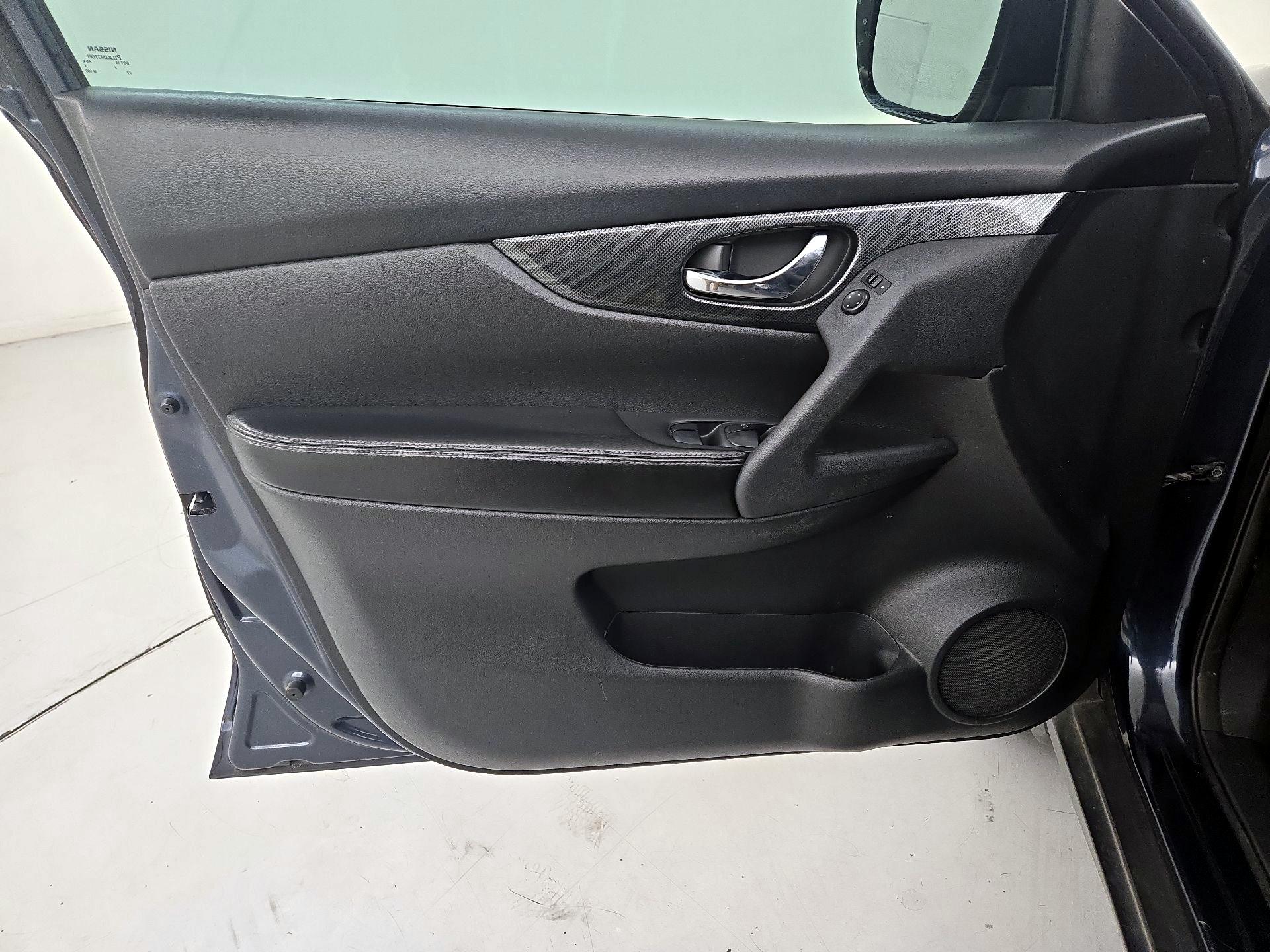 Thumbnail: 2015 Nissan Rogue - 12