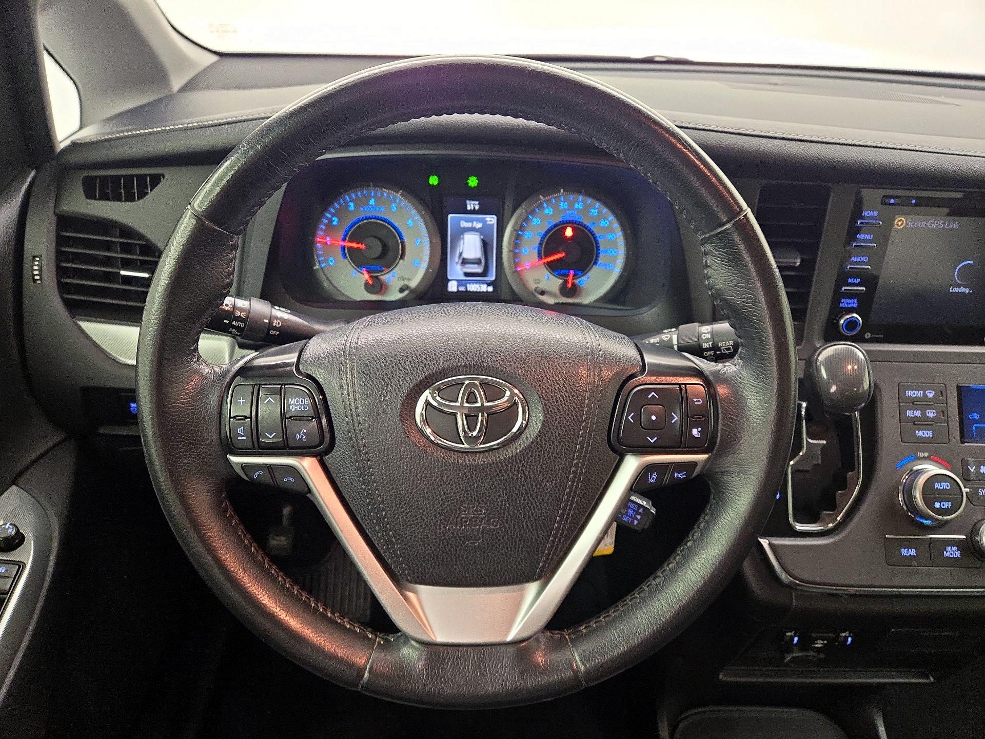 Thumbnail: 2019 Toyota Sienna - 10