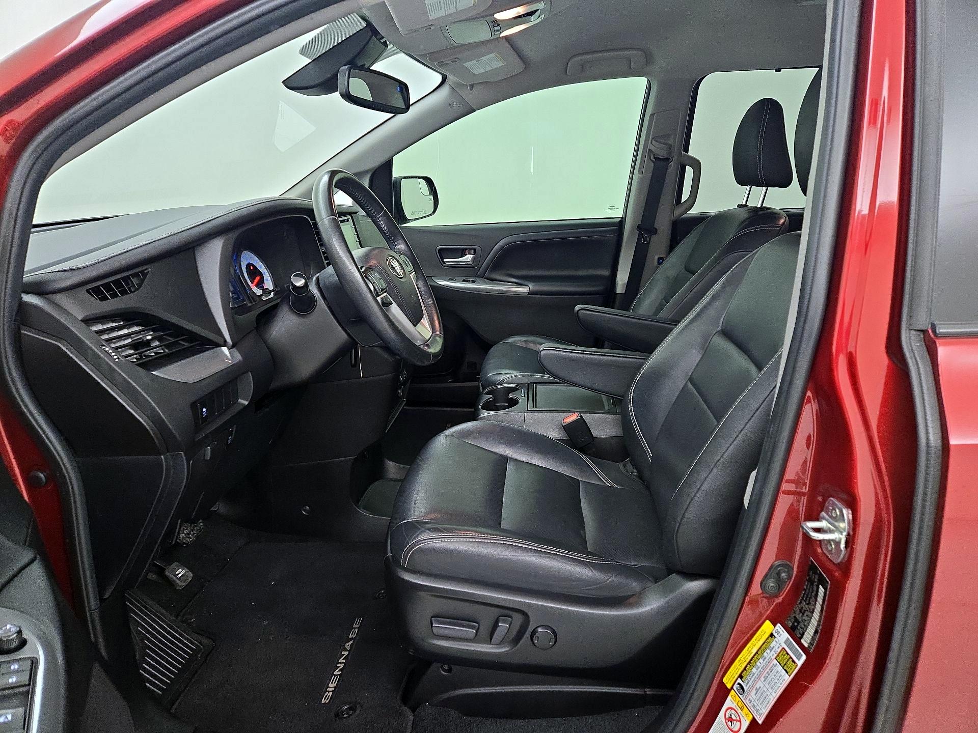 Thumbnail: 2019 Toyota Sienna - 11