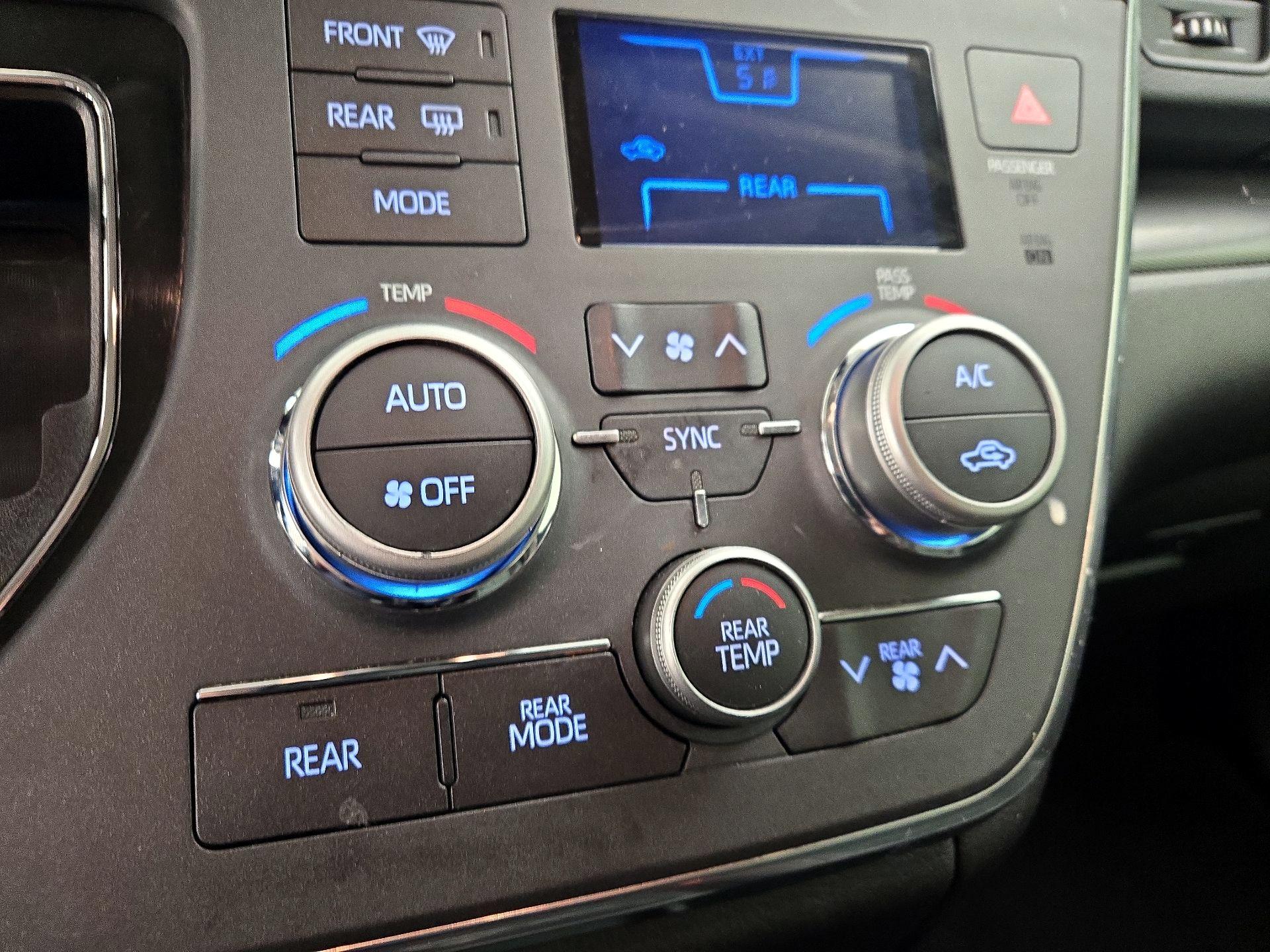 Thumbnail: 2019 Toyota Sienna - 16