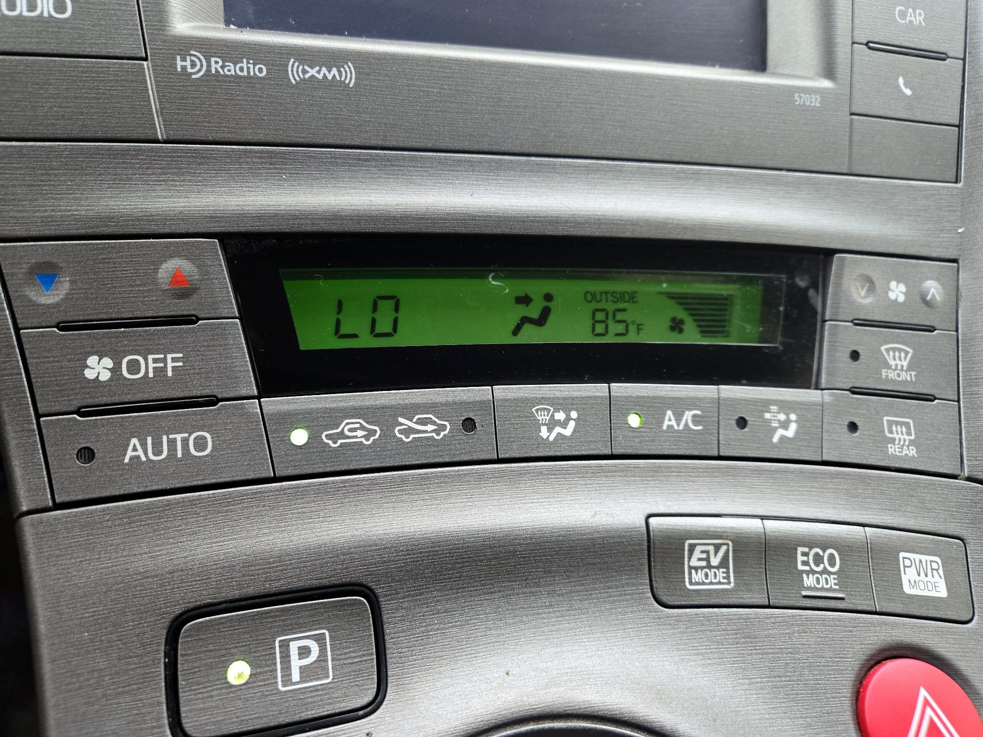 Thumbnail: 2015 Toyota Prius - 16