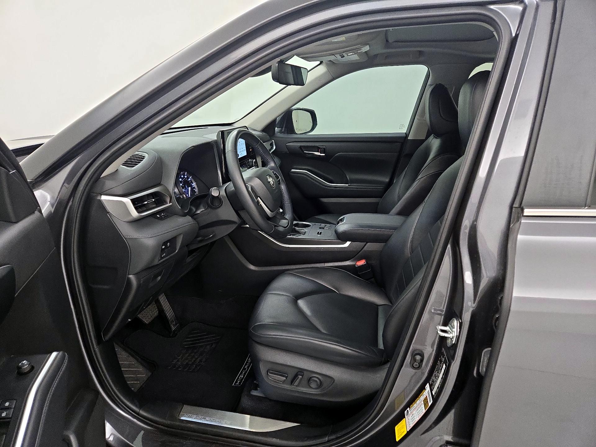 Thumbnail: 2023 Toyota Highlander - 11