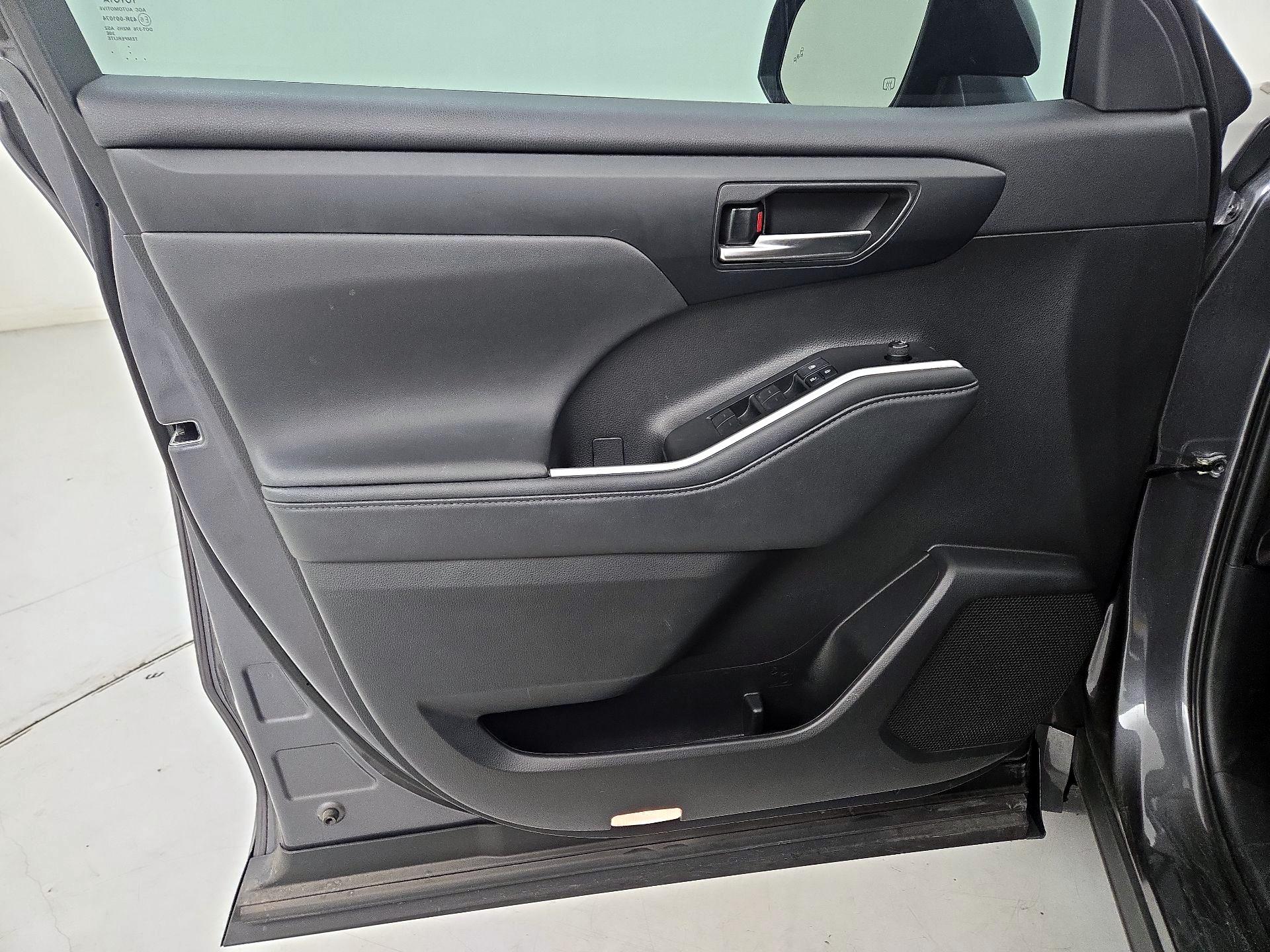 Thumbnail: 2023 Toyota Highlander - 12