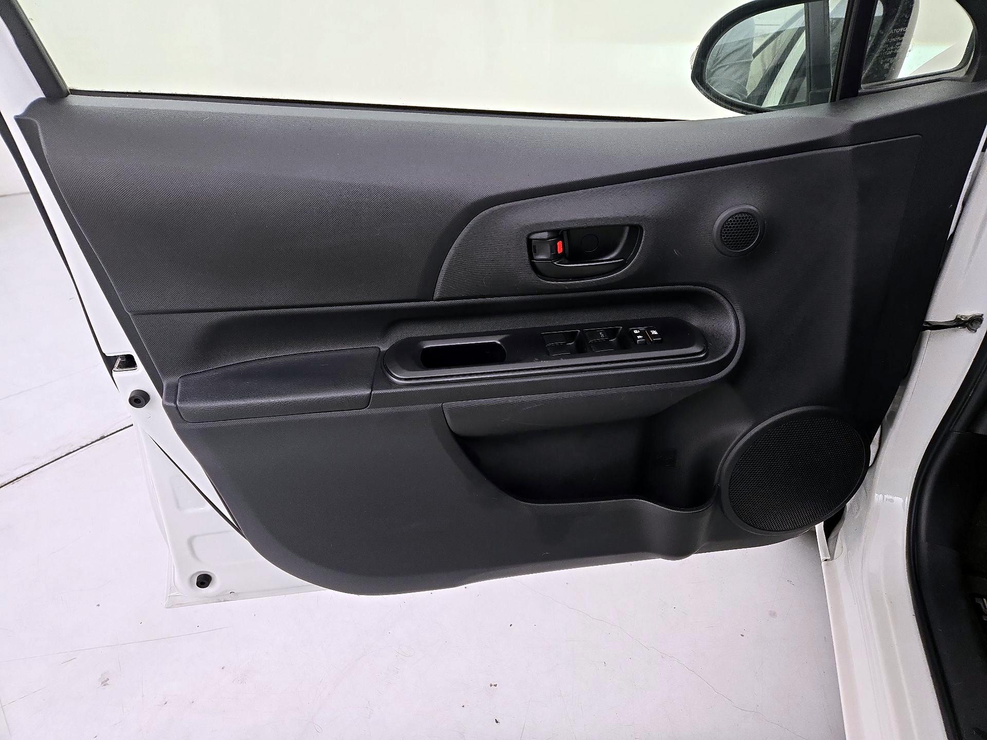 Thumbnail: 2015 Toyota Prius c - 12