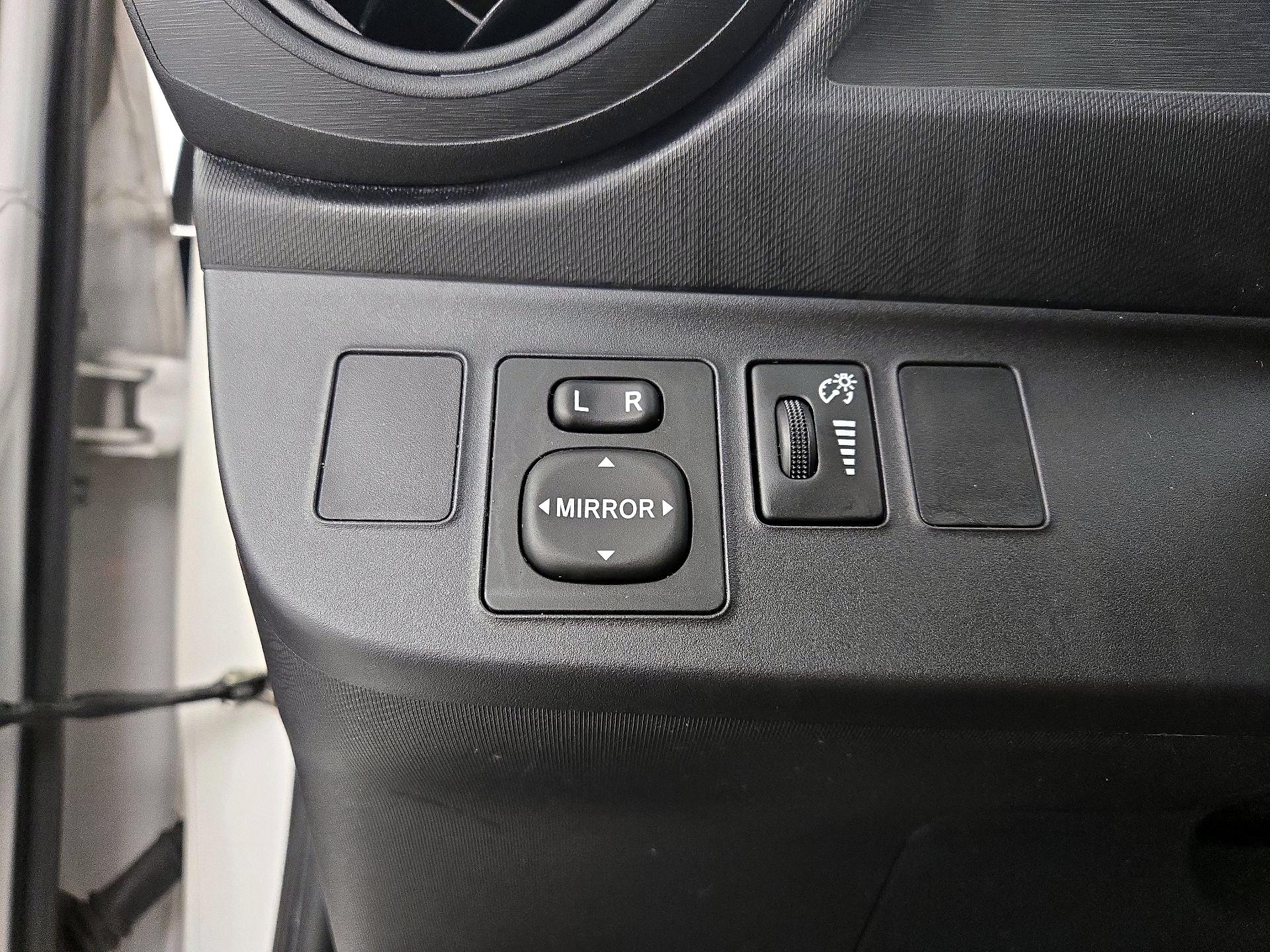 Thumbnail: 2015 Toyota Prius c - 13