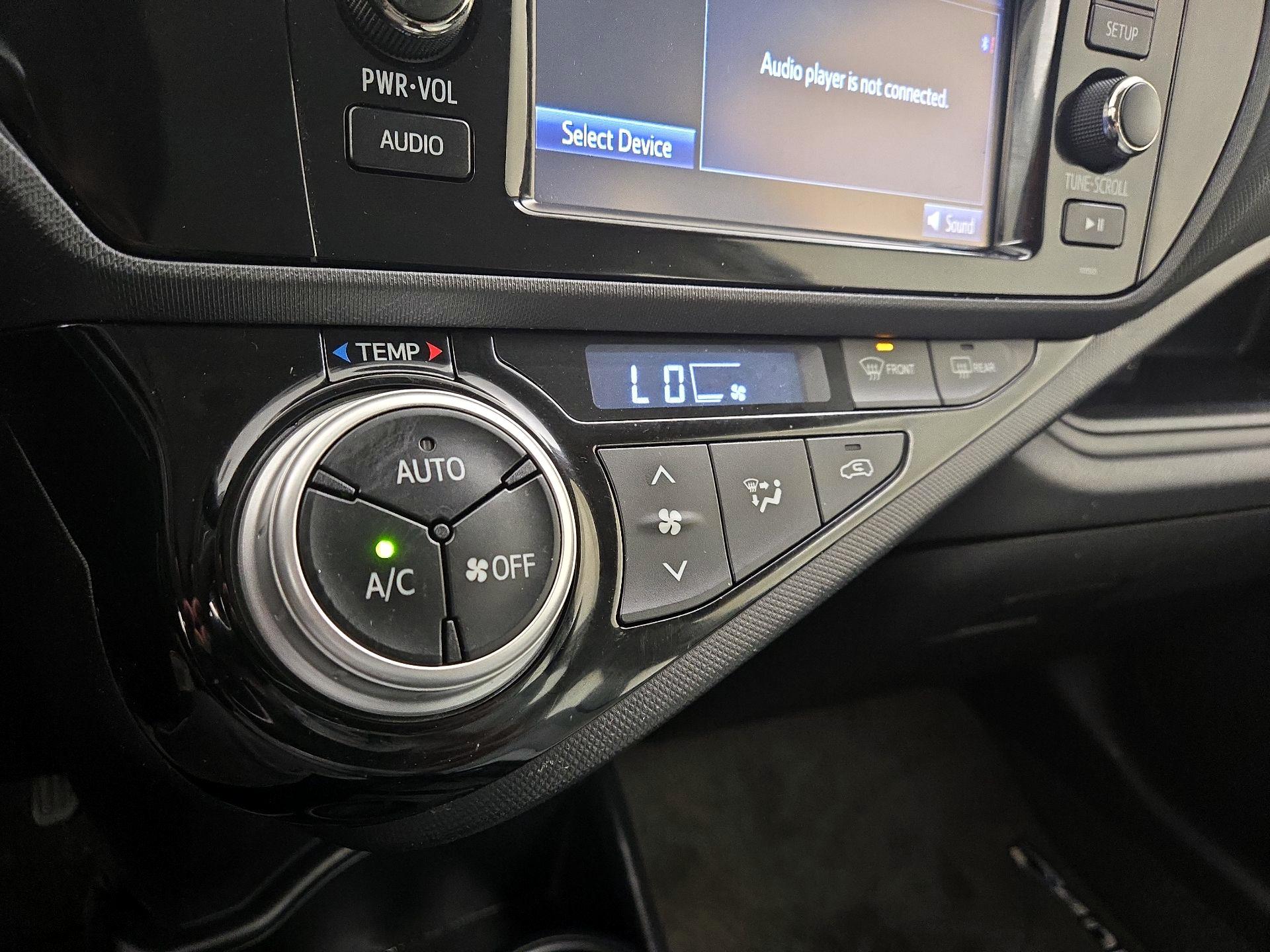 Thumbnail: 2015 Toyota Prius c - 15