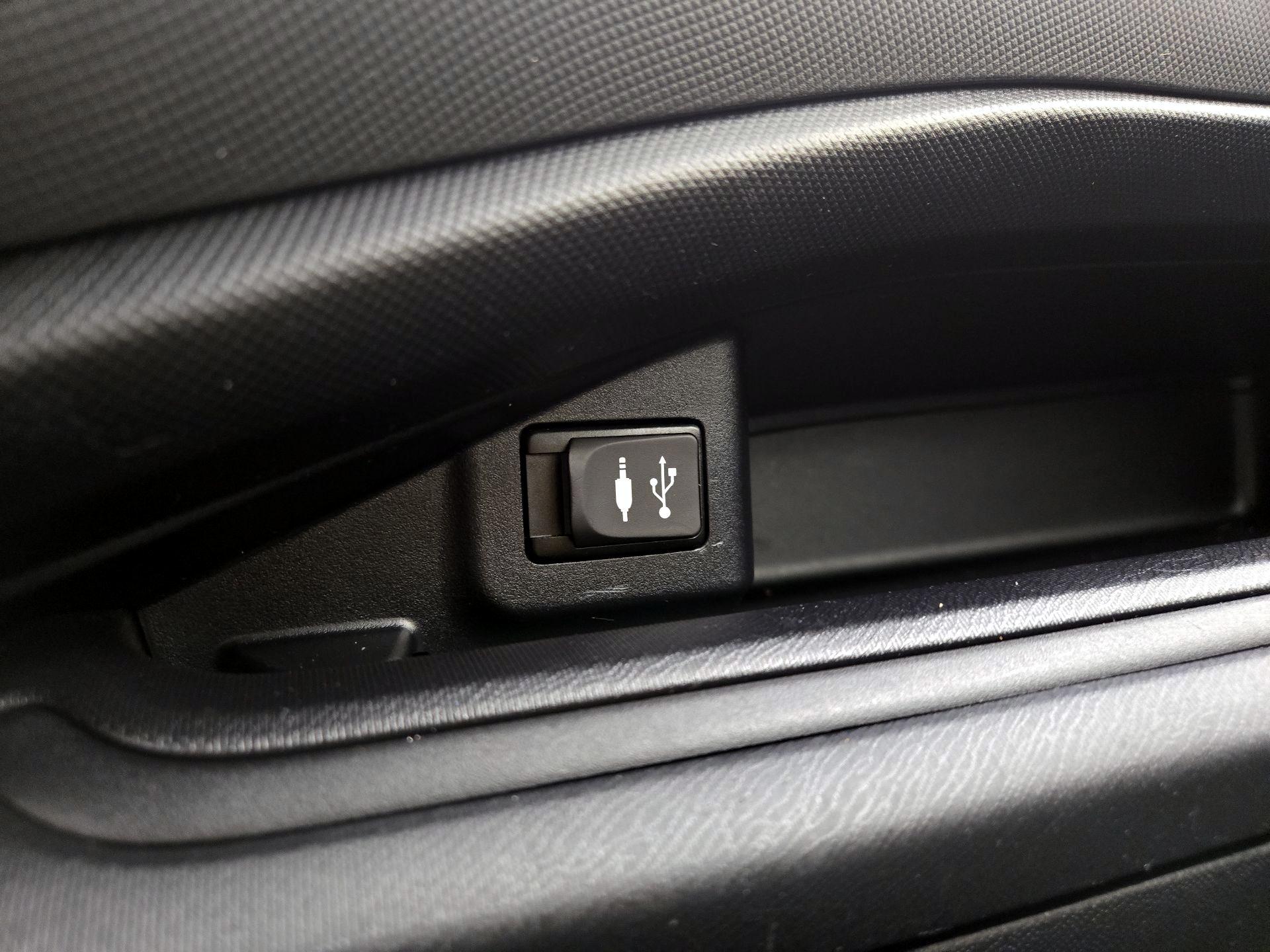 Thumbnail: 2015 Toyota Prius c - 17