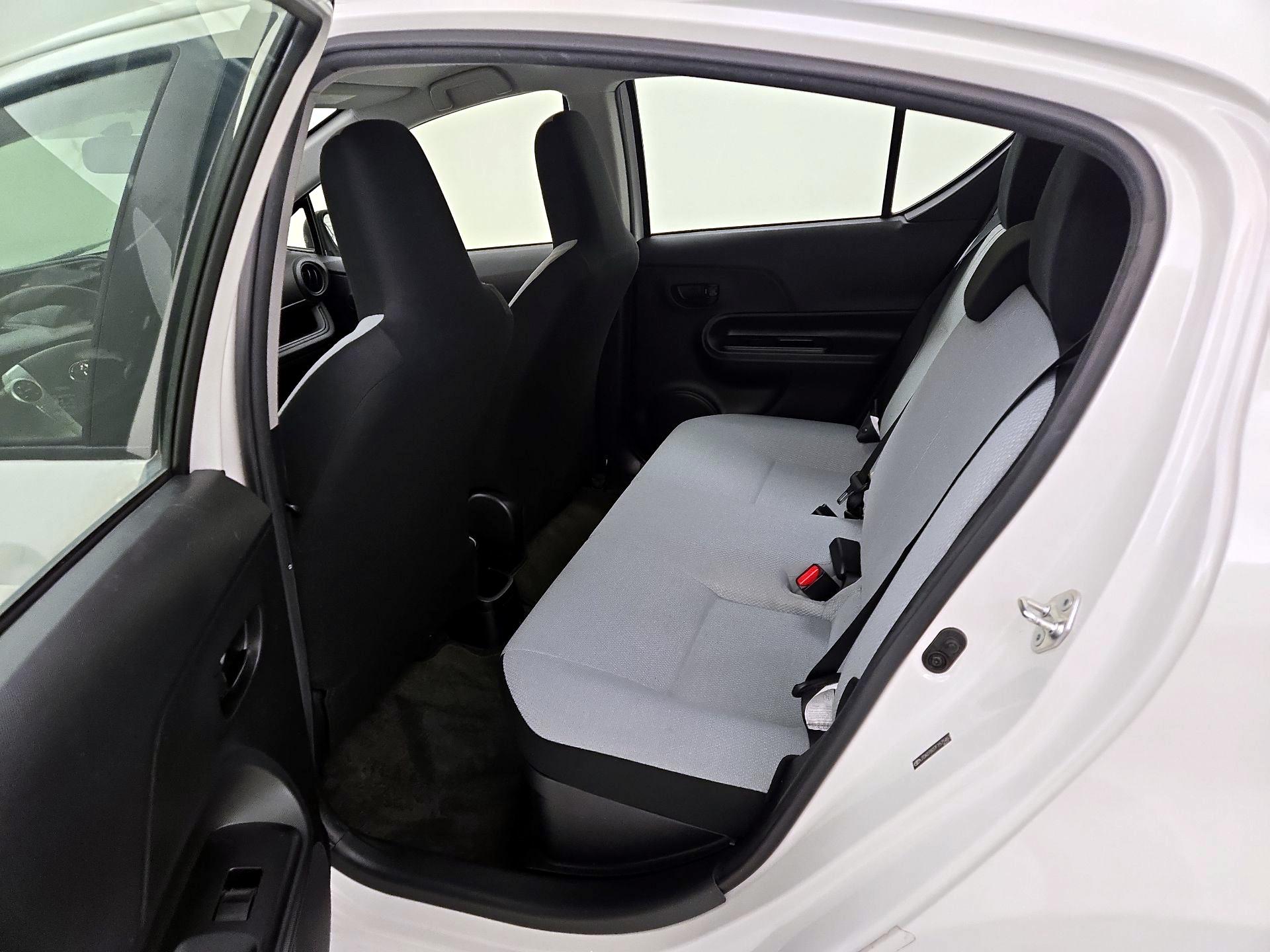 Thumbnail: 2015 Toyota Prius c - 18