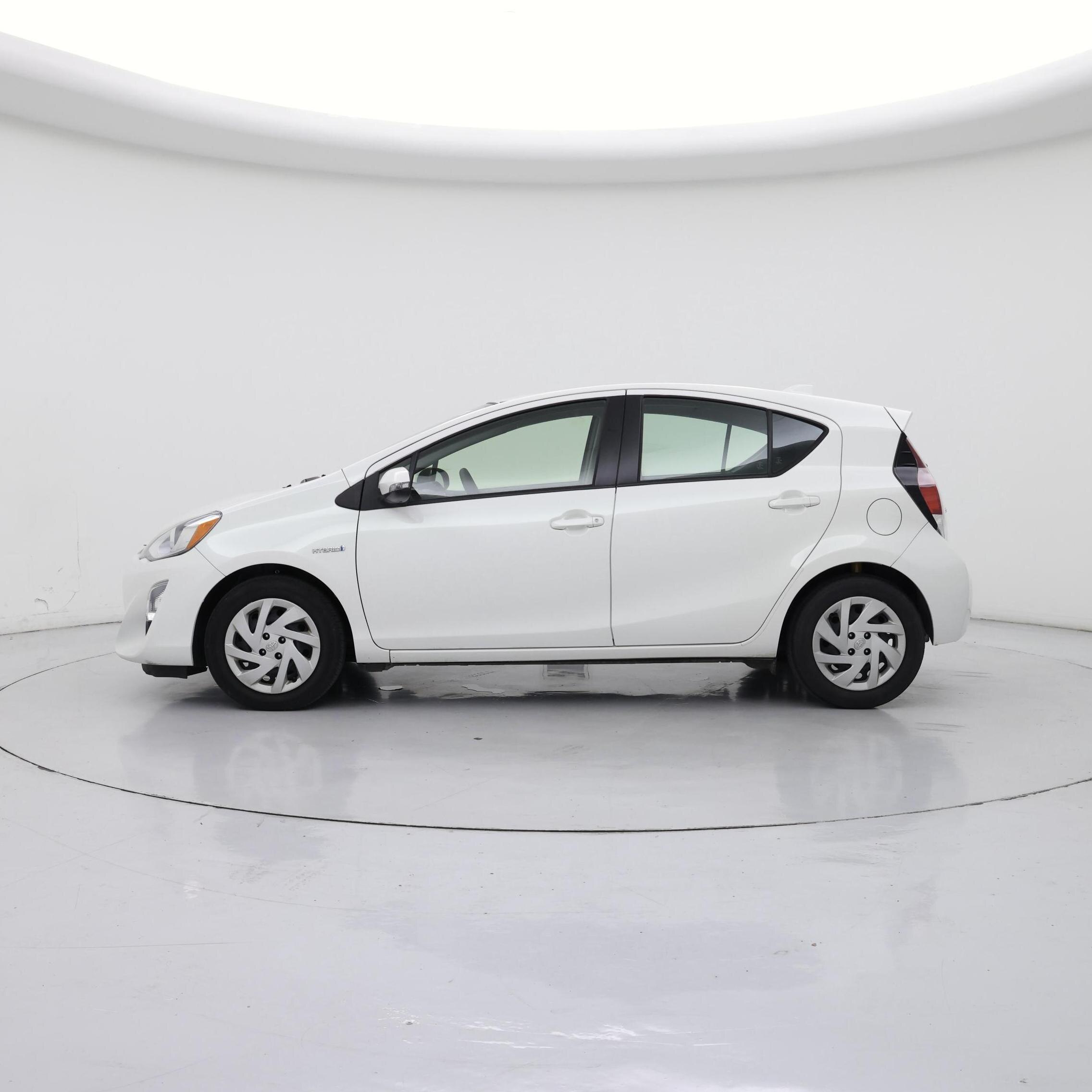 Thumbnail: 2015 Toyota Prius c - 3