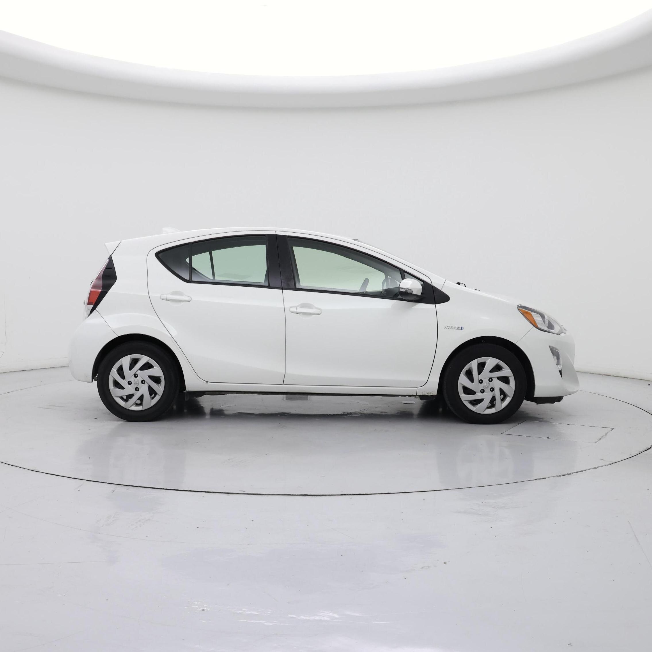 Thumbnail: 2015 Toyota Prius c - 7