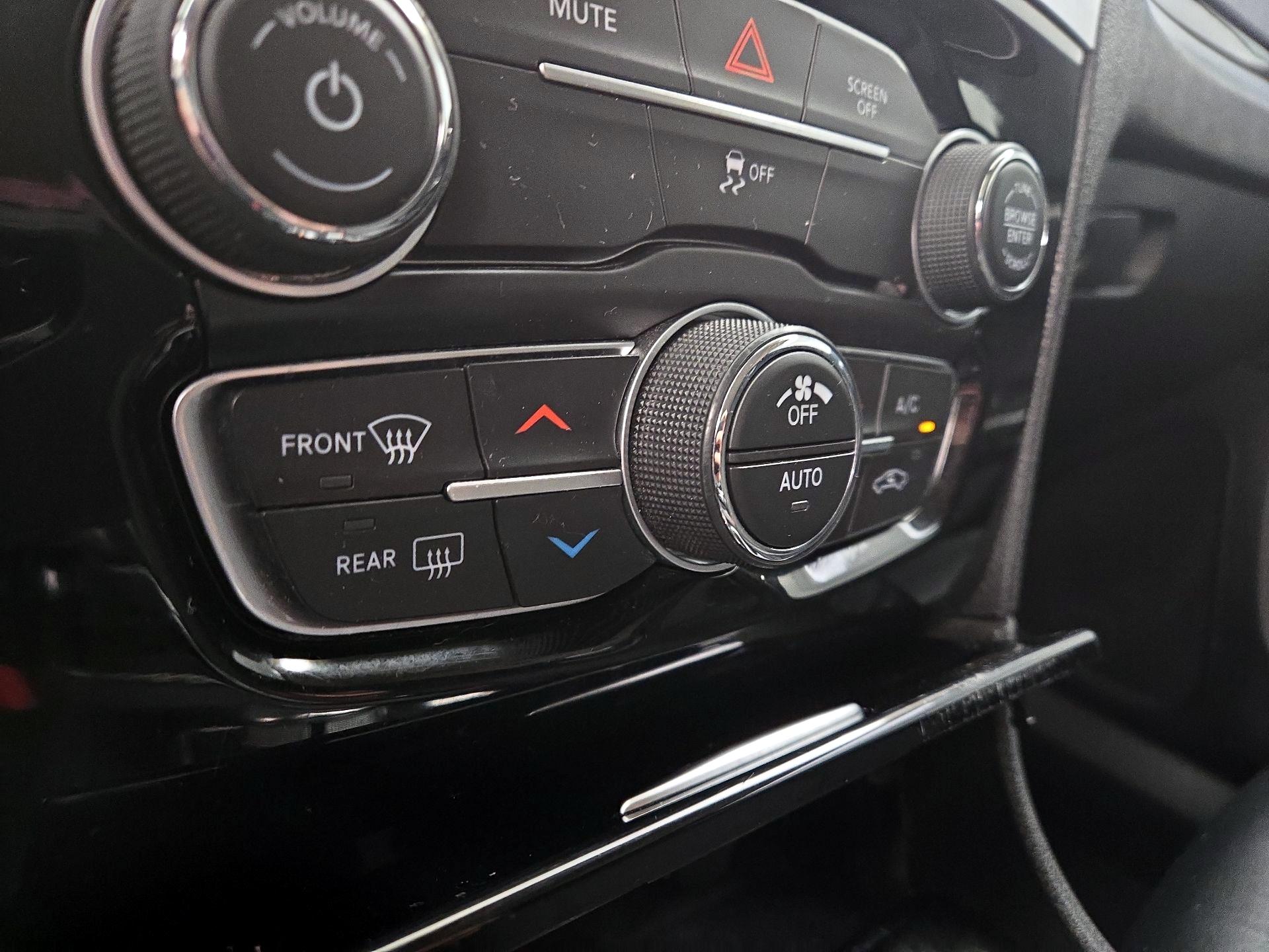 Thumbnail: 2023 Chrysler 300 - 16