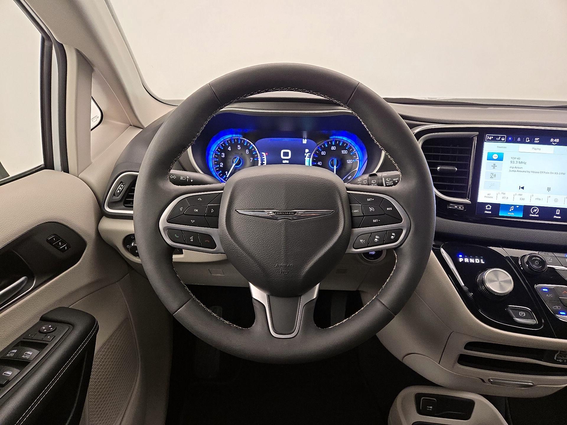 Thumbnail: 2024 Chrysler Pacifica - 10