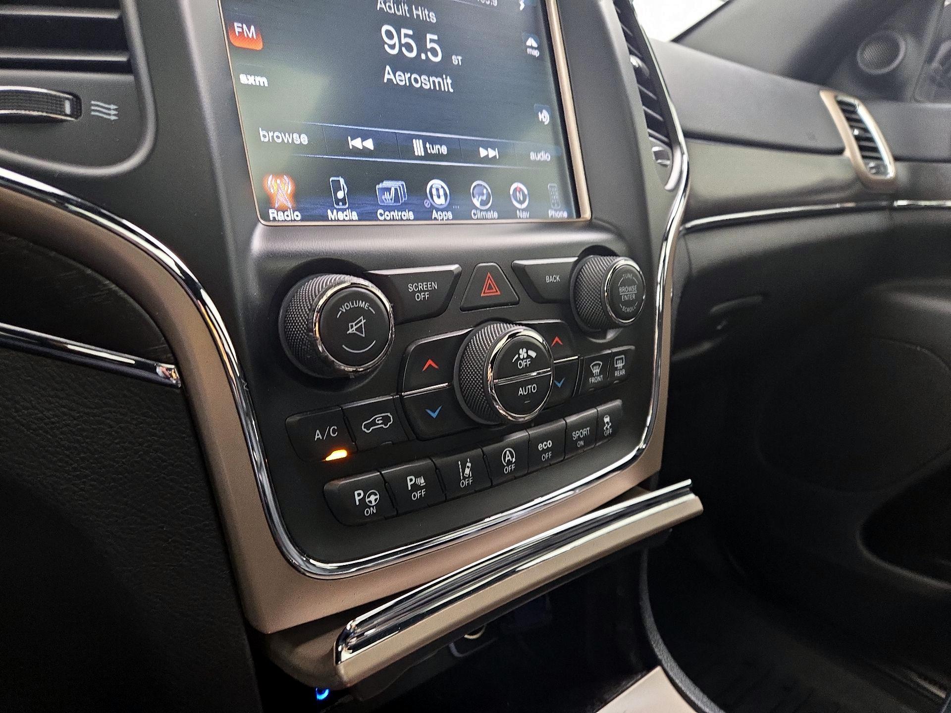 Thumbnail: 2017 Jeep Grand Cherokee - 17