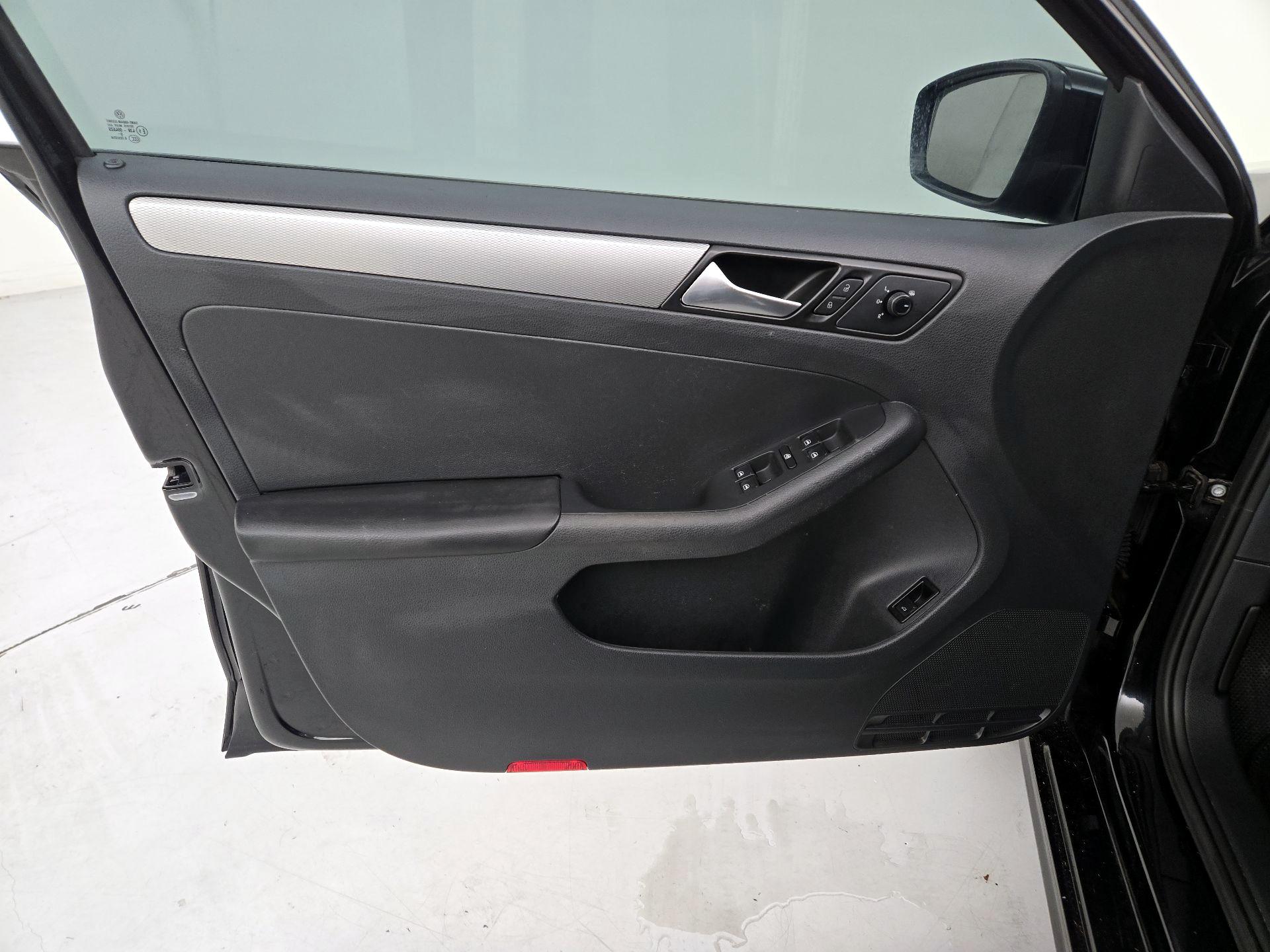 Thumbnail: 2017 Volkswagen Jetta - 12