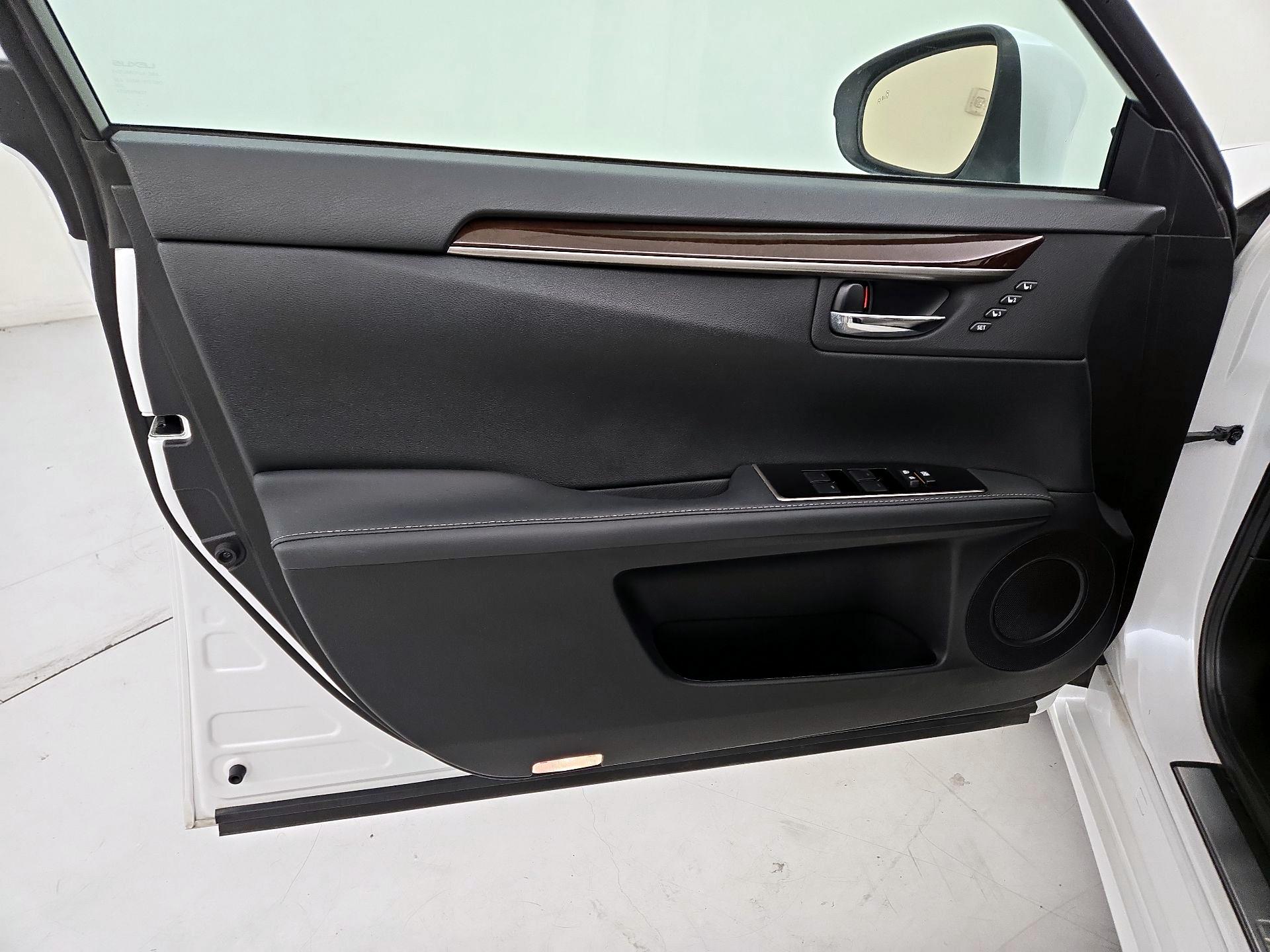 Thumbnail: 2018 Lexus ES - 12