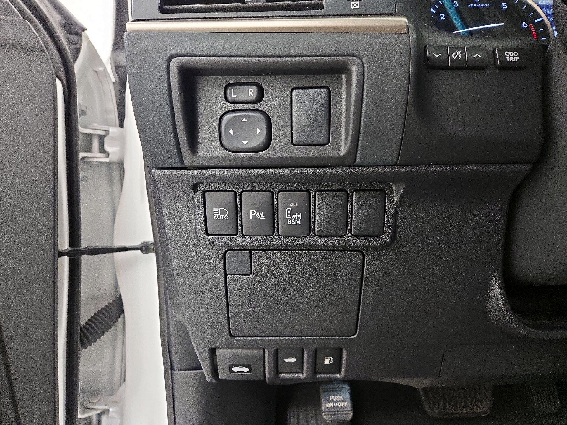 Thumbnail: 2018 Lexus ES - 13