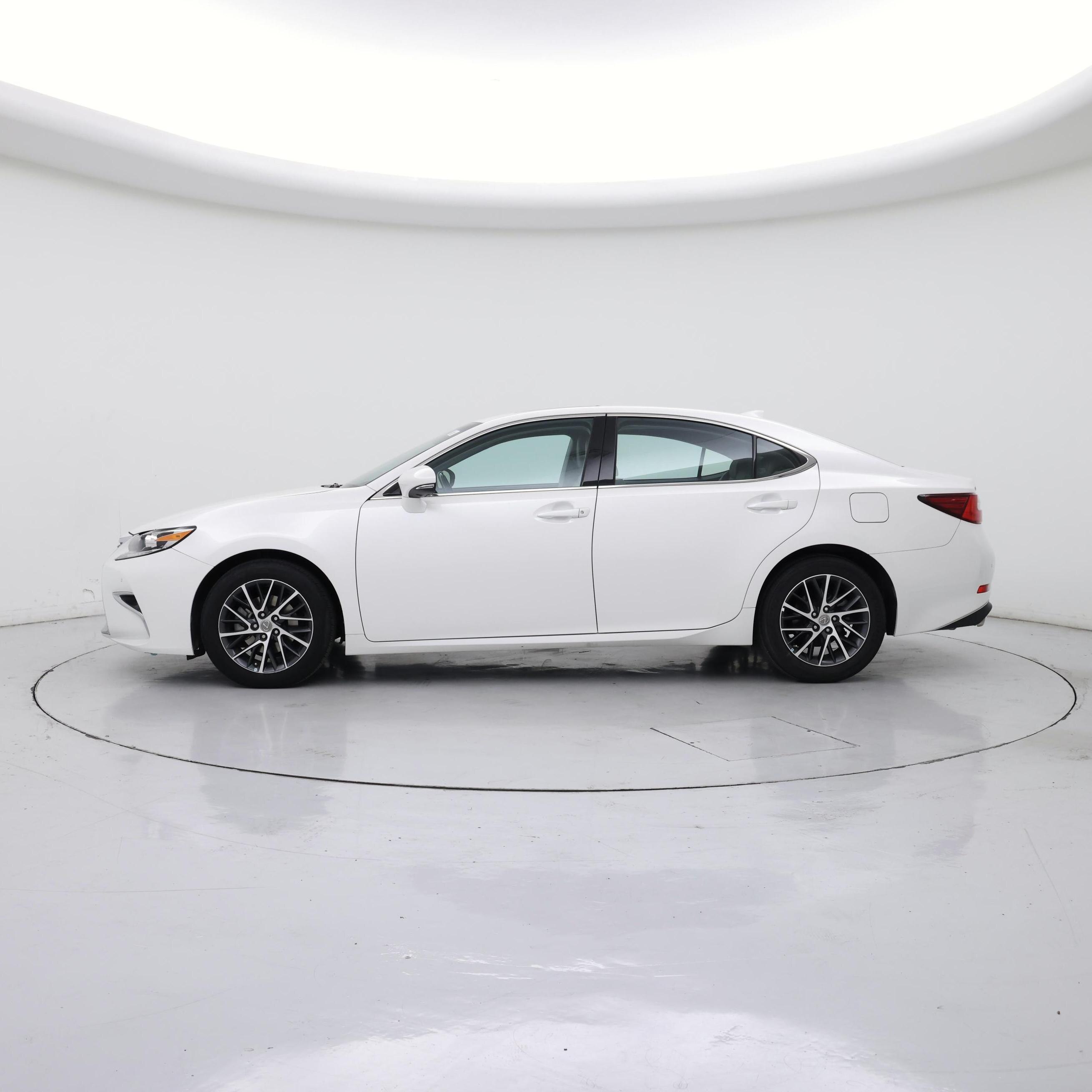 Thumbnail: 2018 Lexus ES - 3