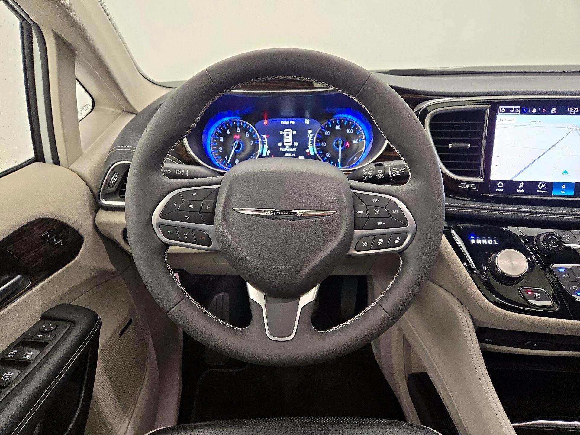 Thumbnail: 2023 Chrysler Pacifica - 10