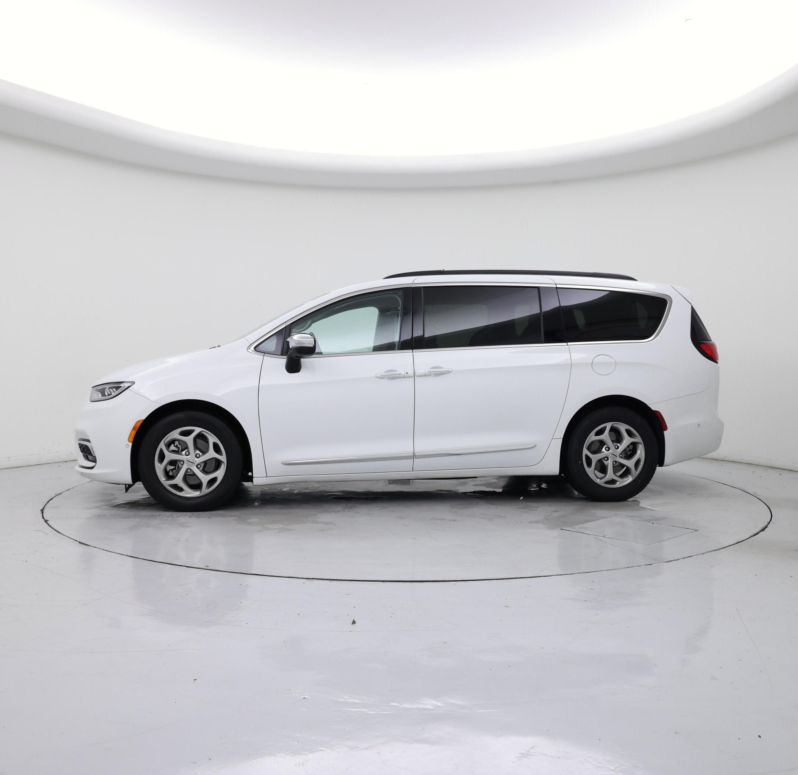 Thumbnail: 2023 Chrysler Pacifica - 3