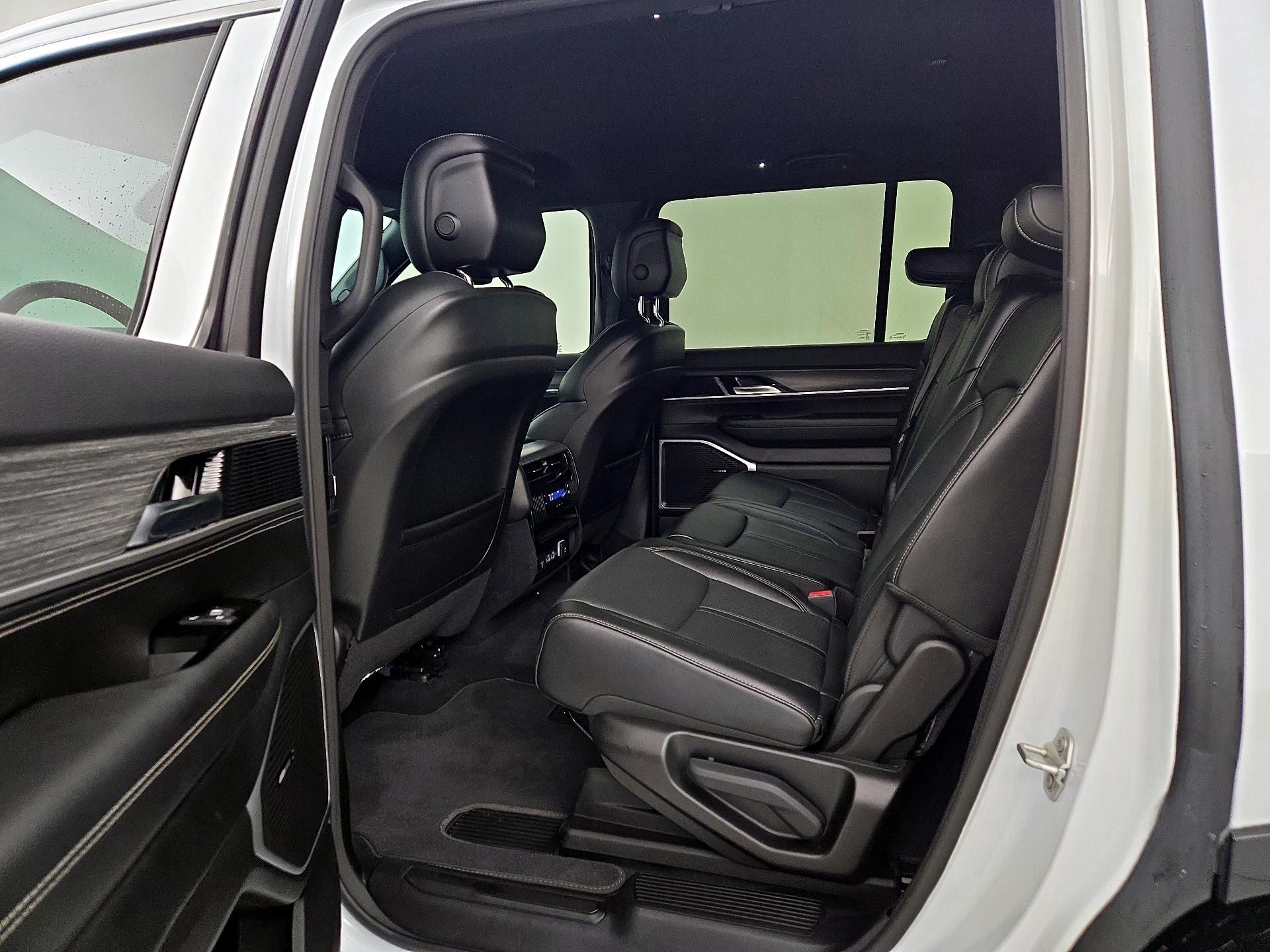 Thumbnail: 2024 Jeep Wagoneer - 20