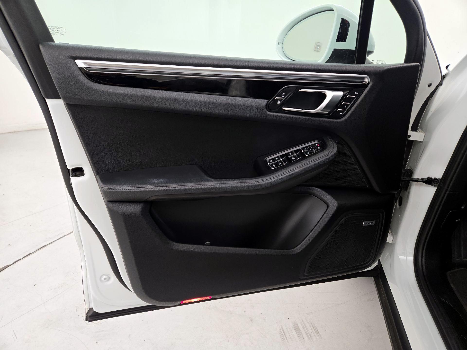 Thumbnail: 2021 Porsche Macan - 12