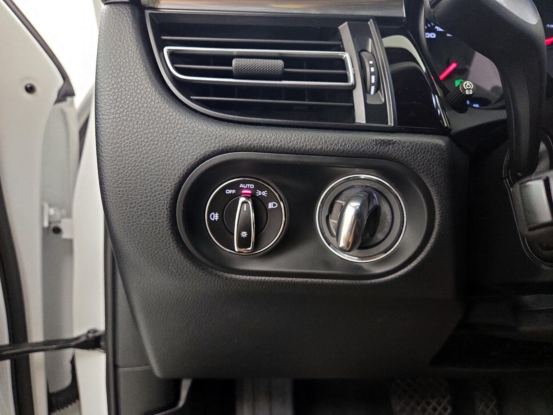 Thumbnail: 2021 Porsche Macan - 13